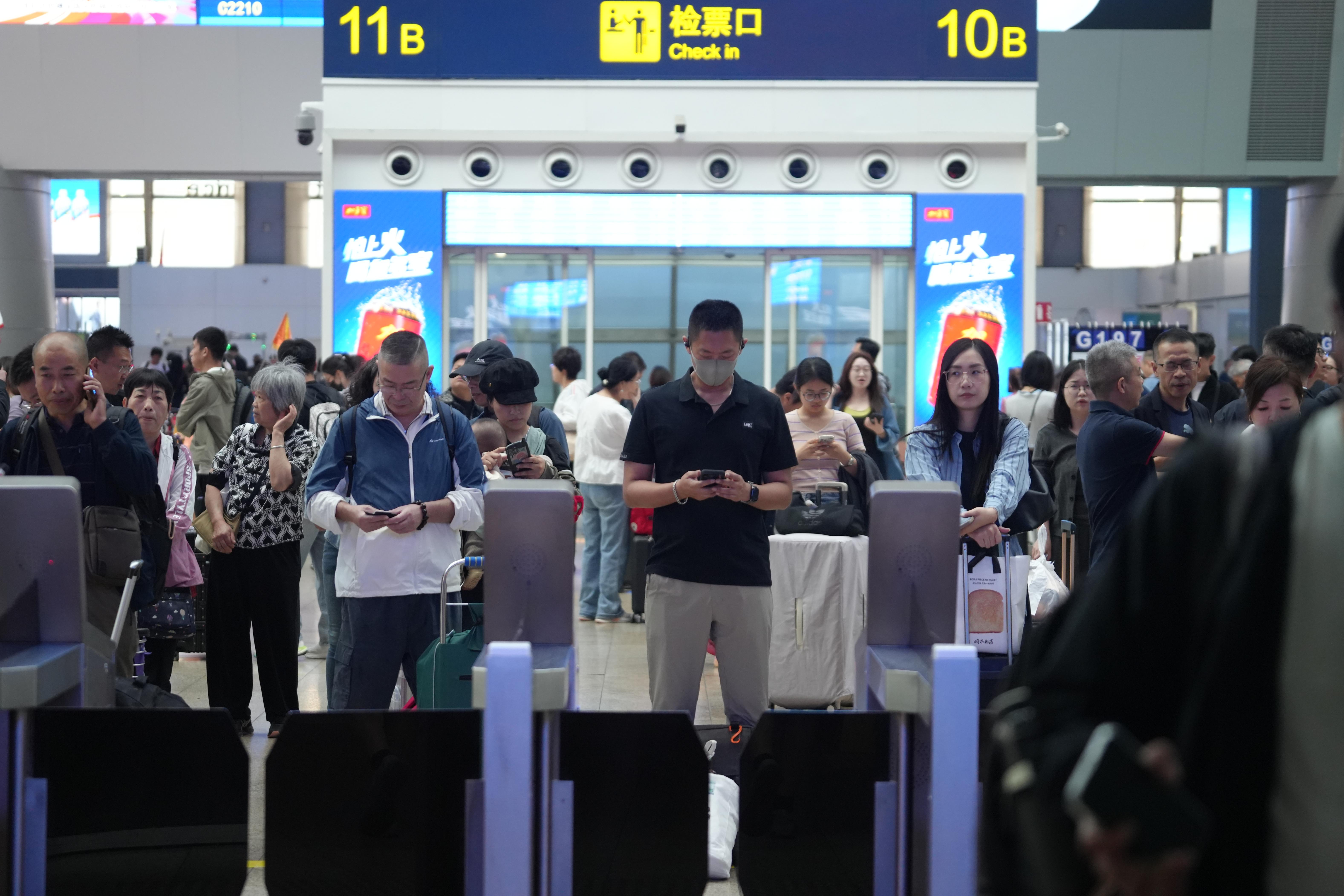 等待检票的旅客。人民网记者 王天乐摄