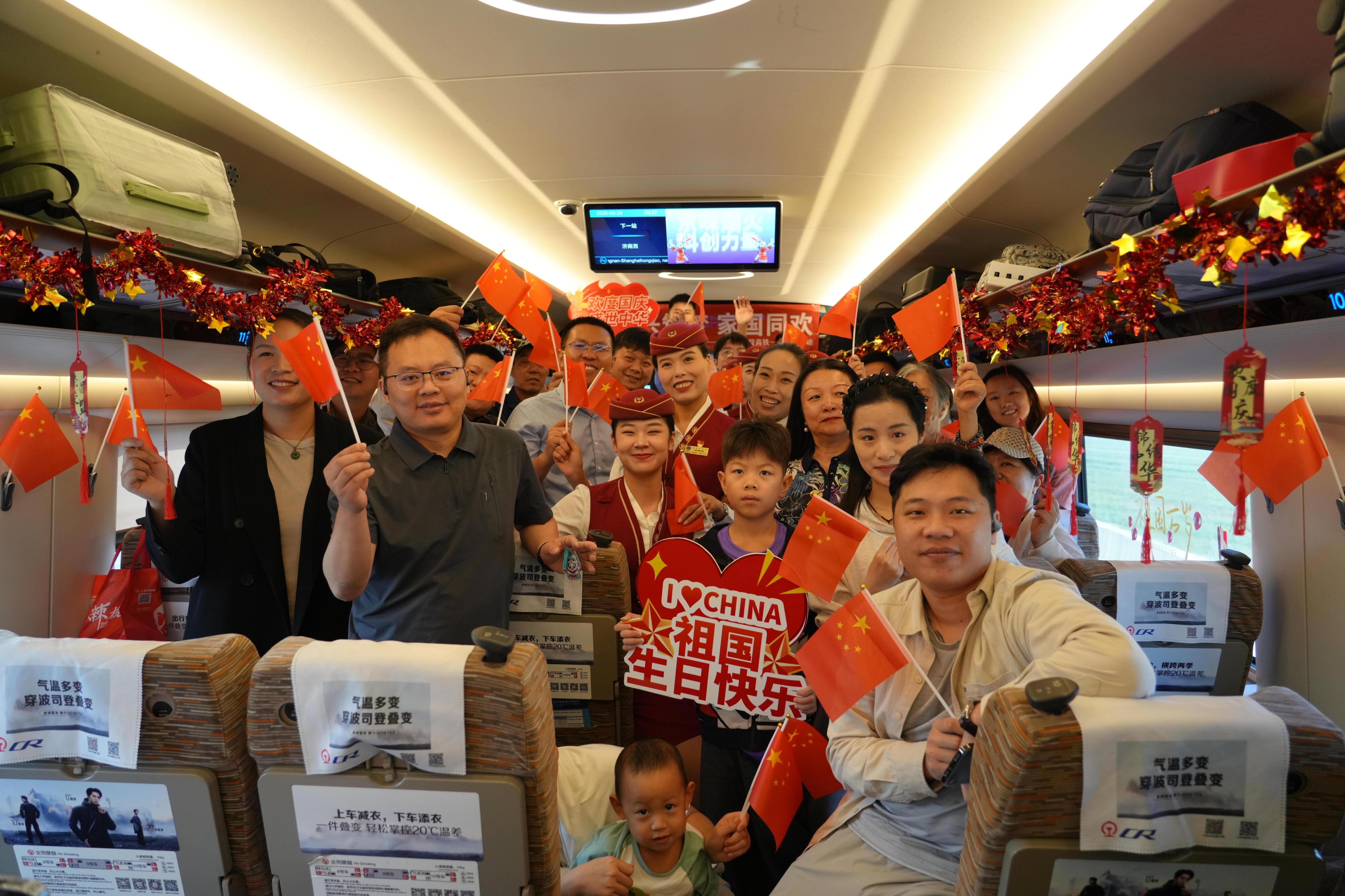 天津客运段G5次车厢内乘务组与旅客合影留念。