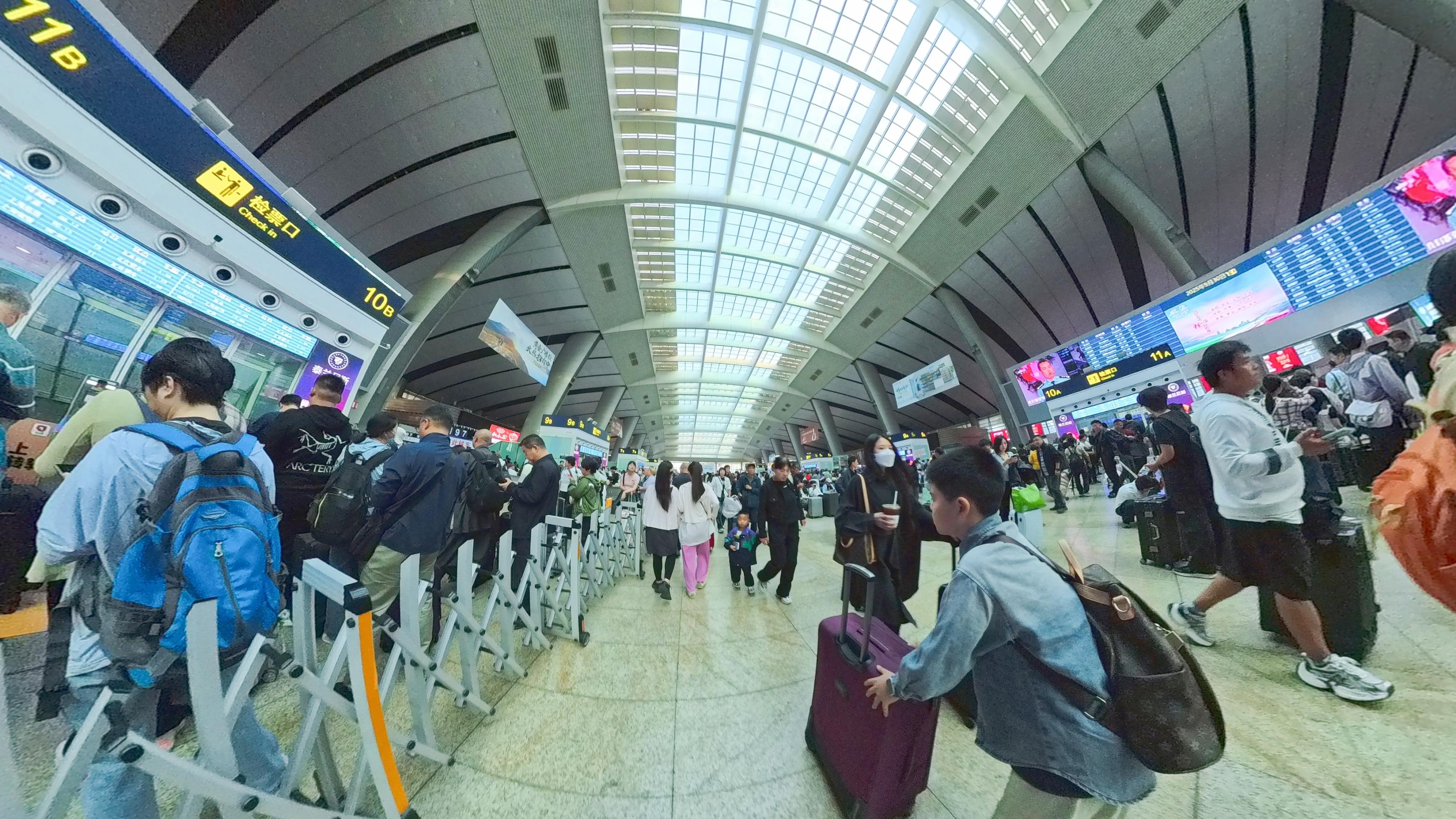 北京南站的旅客。人民网记者 王天乐摄
