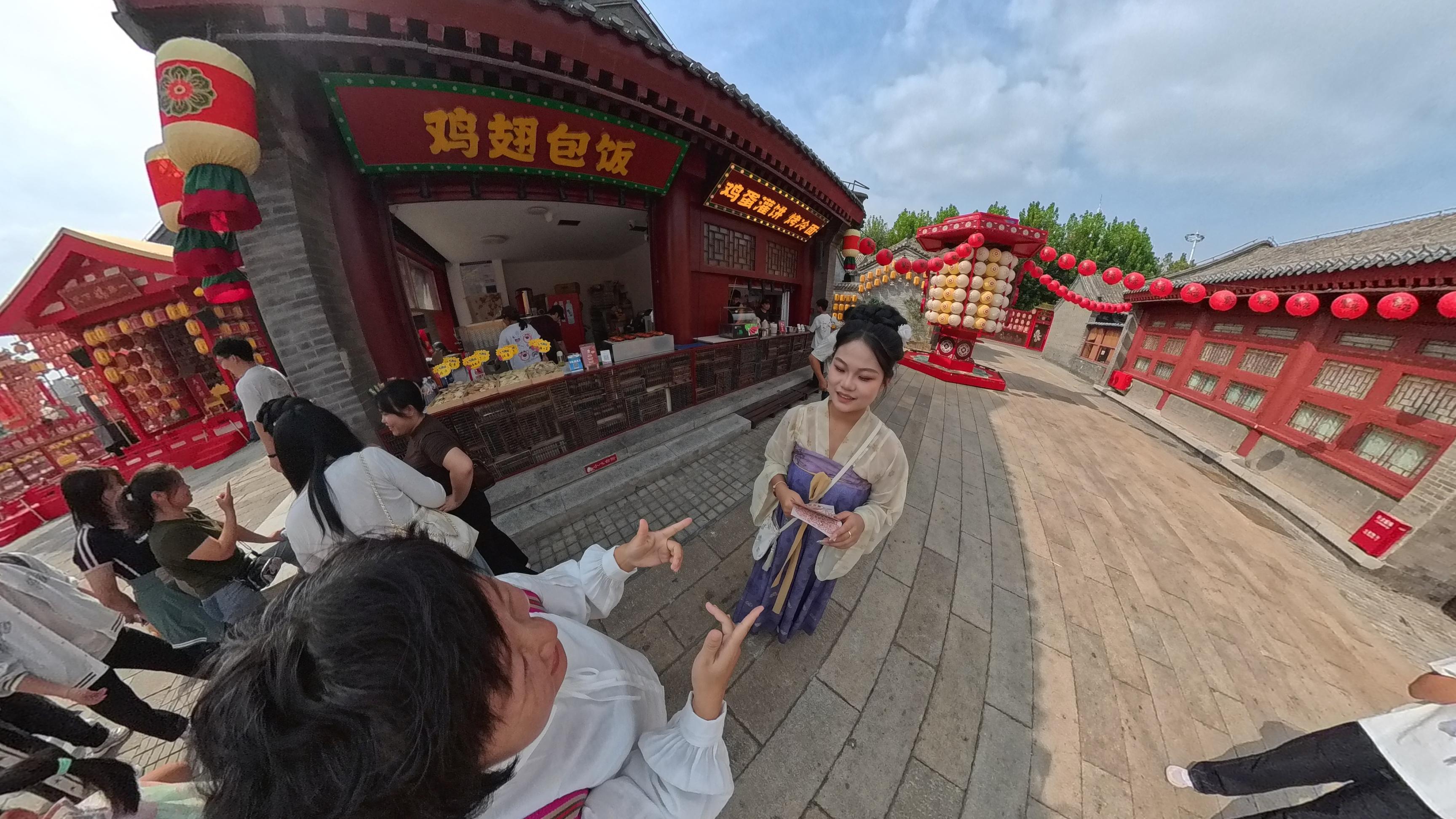 背古诗赢“银票”互动节目。人民网记者 王天乐摄
