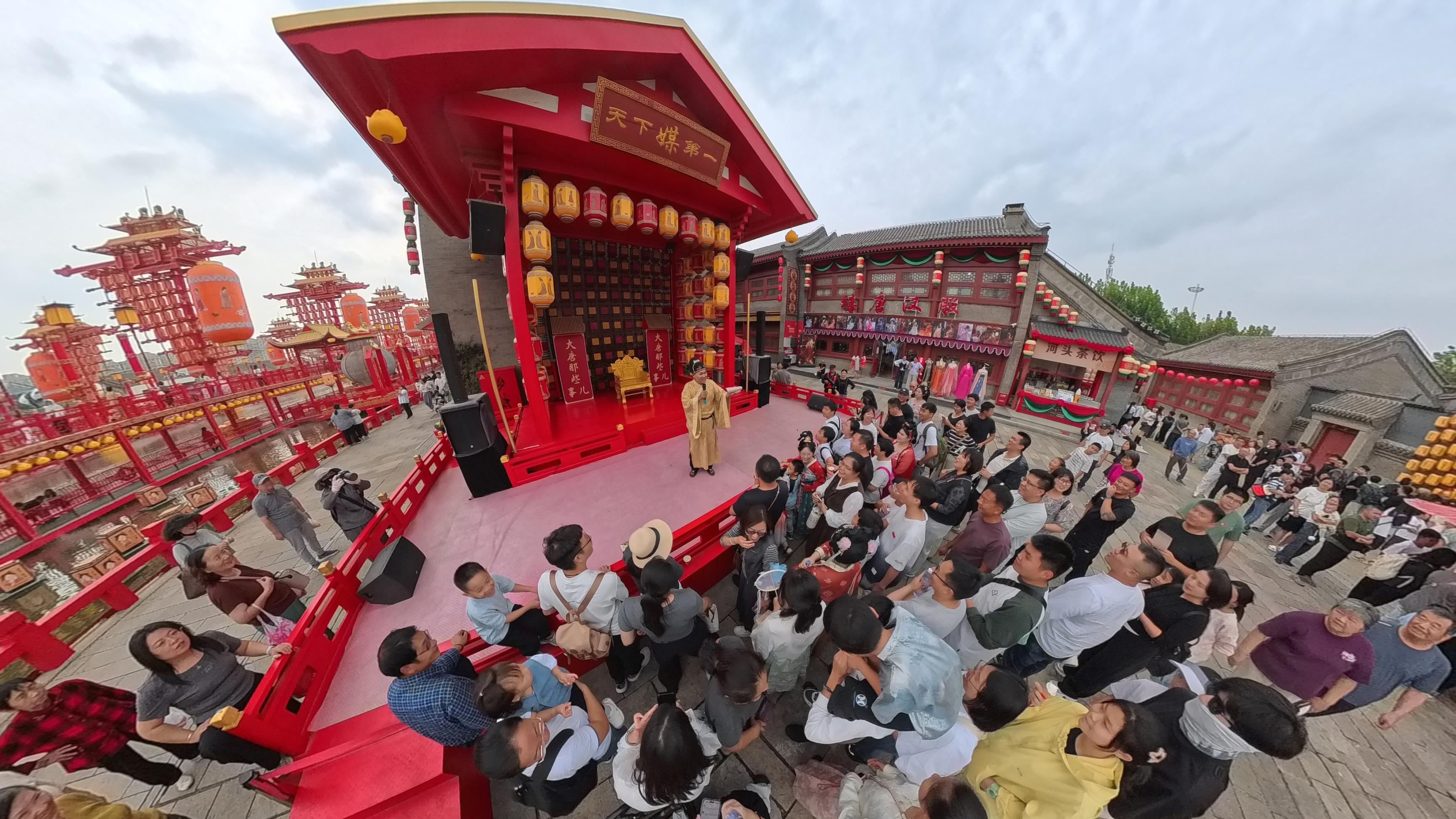 景区演员正在与游客进行历史知识互动问答。人民网记者 王天乐摄