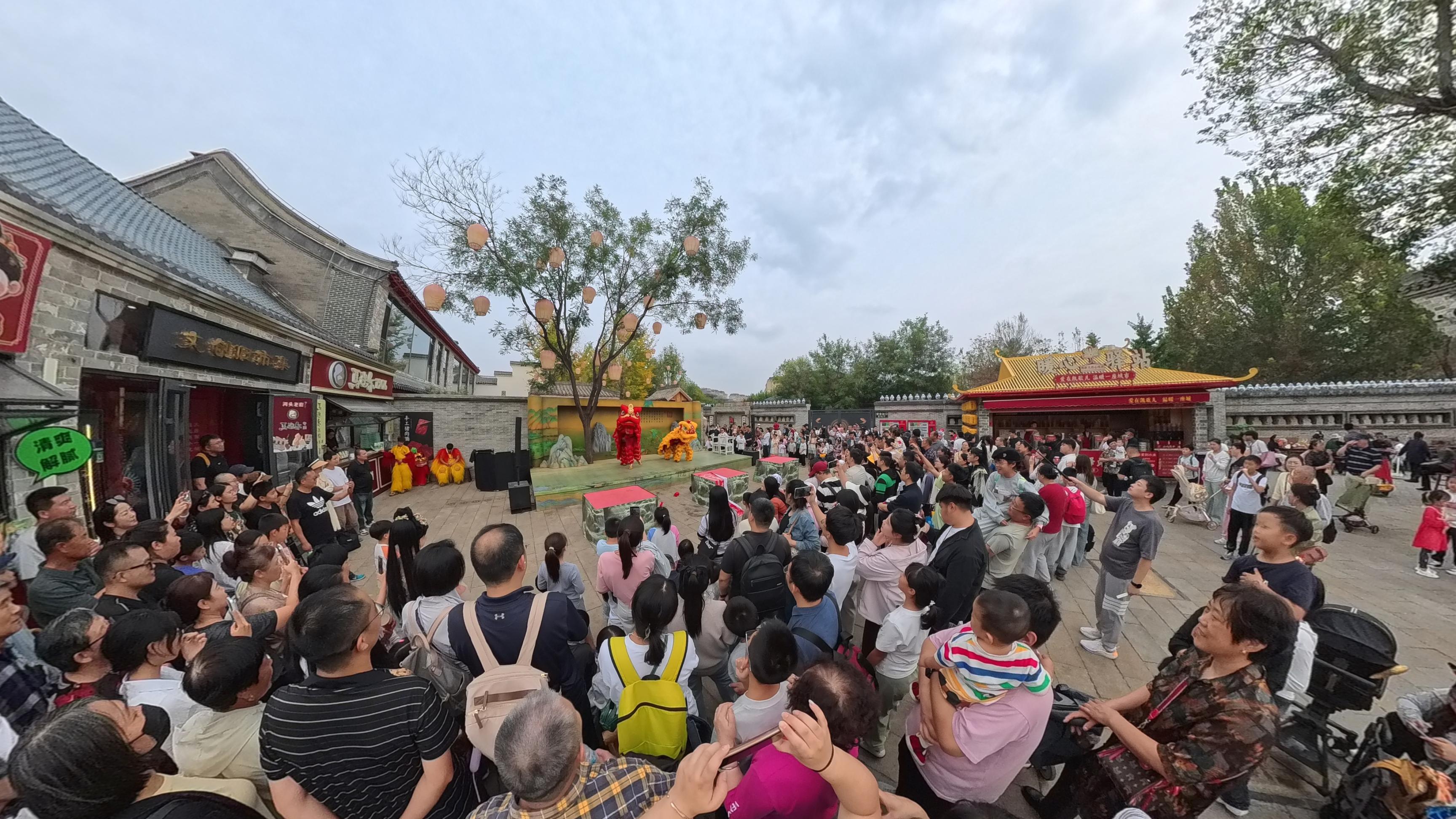 传统舞狮表演。人民网记者 王天乐摄