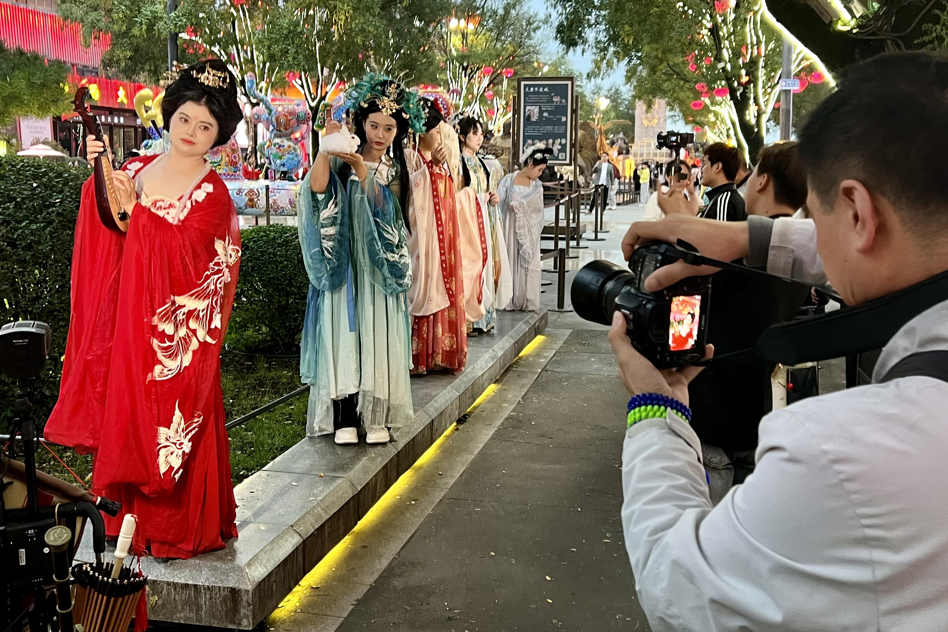 2025年10月7日，在陕西省西安市大唐不夜城街区，游客沉浸式体验唐装汉服拍摄。人民网记者 邹星摄