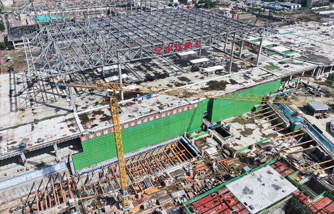 图为成都站扩能改造工程施工现场。