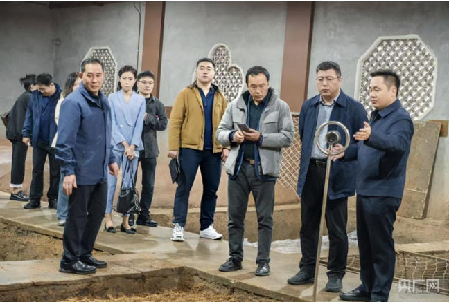 溯源团参观叙府酿造车间.