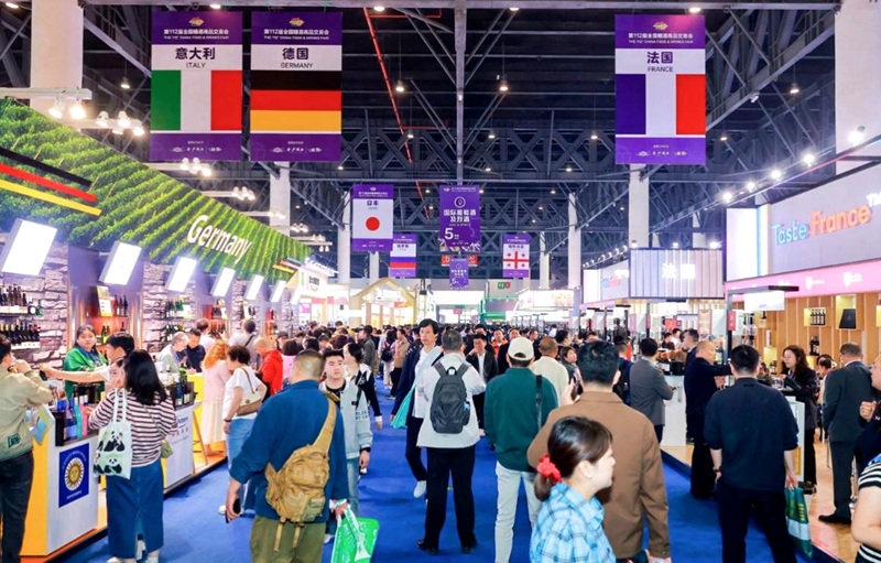 今年3月在成都举行的第112届全国糖酒会国外厂商展云集,看好中国市场。受访方供图