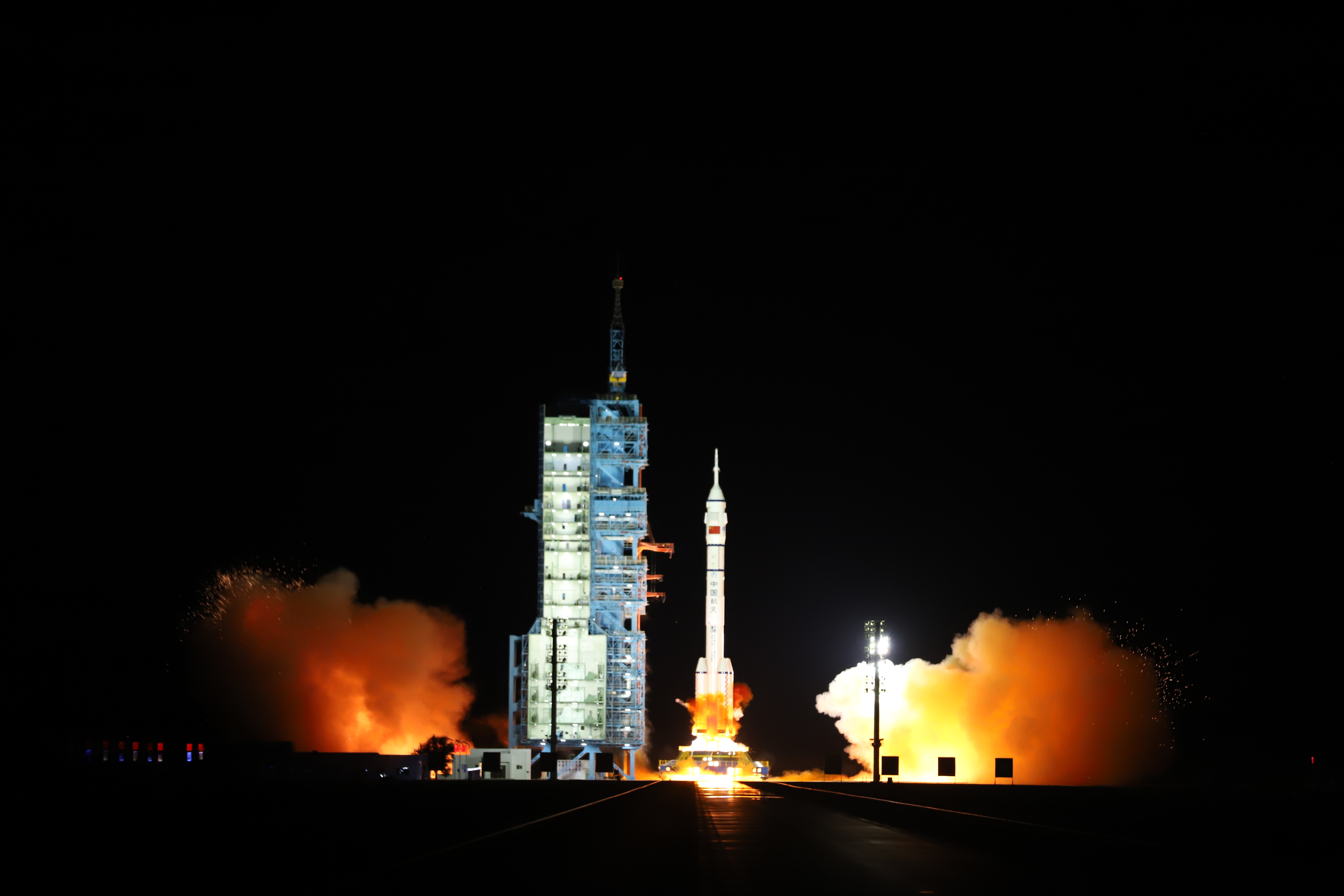 长征二号F遥二十一运载火箭在酒泉卫星发射中心点火发射。人民网记者 米媛摄