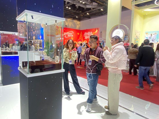 观展者在展品前拍照留念。主办方供图