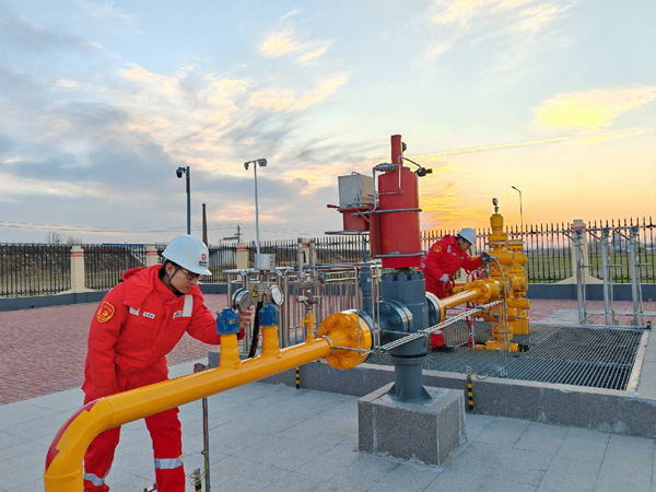 工作人员对文23储气库天然气管道进行巡检。受访者供图