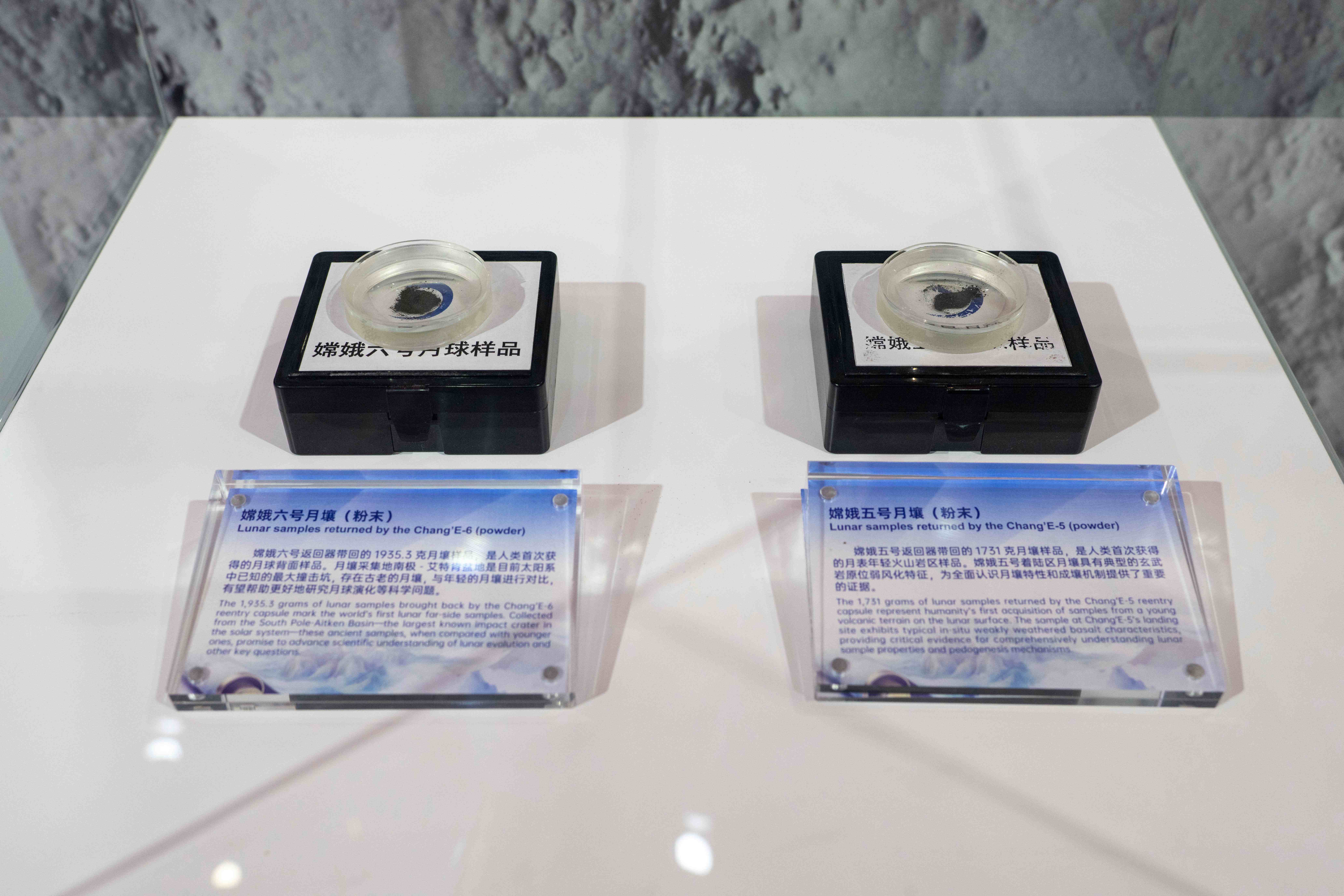 “嫦娥五号”“嫦娥六号”月壤样本亮相中国馆。人民网记者 翁奇羽摄