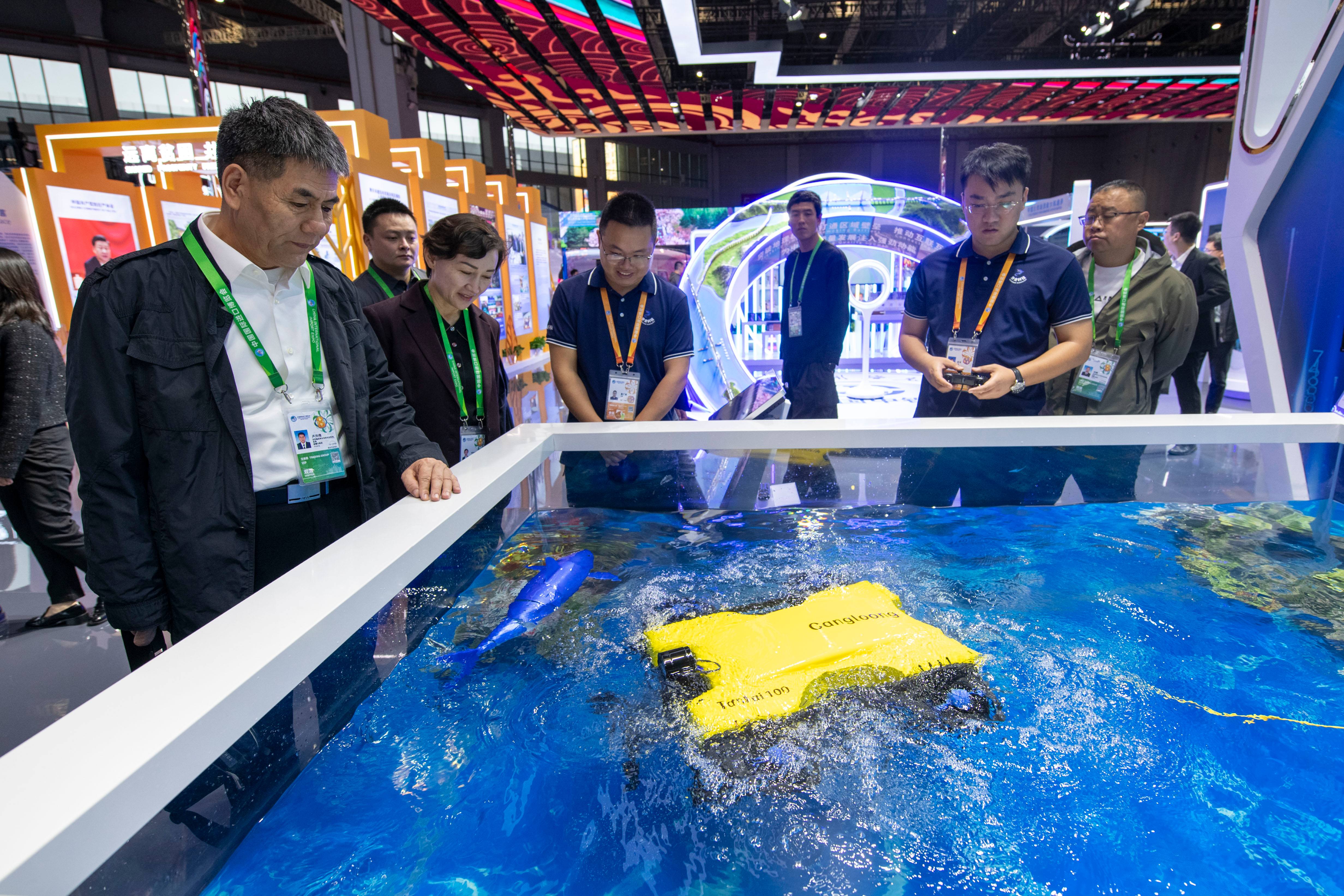在第八届进博会中国馆,观众参观人工智能海洋装备。人民网记者 翁奇羽摄