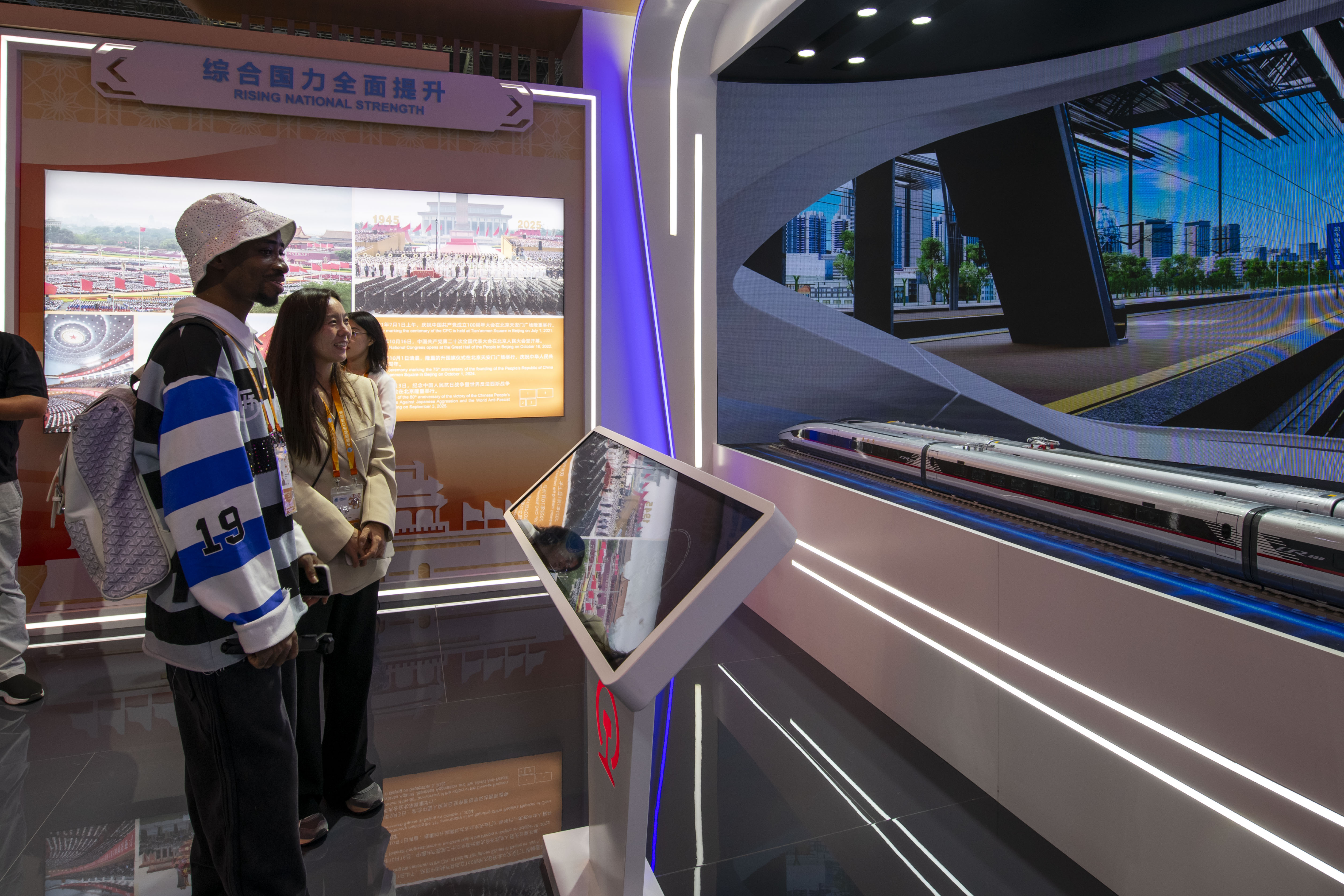 在第八届进博会中国馆,外国参观者沉浸式体验CR450动车组飞驰。人民网记者 翁奇羽摄