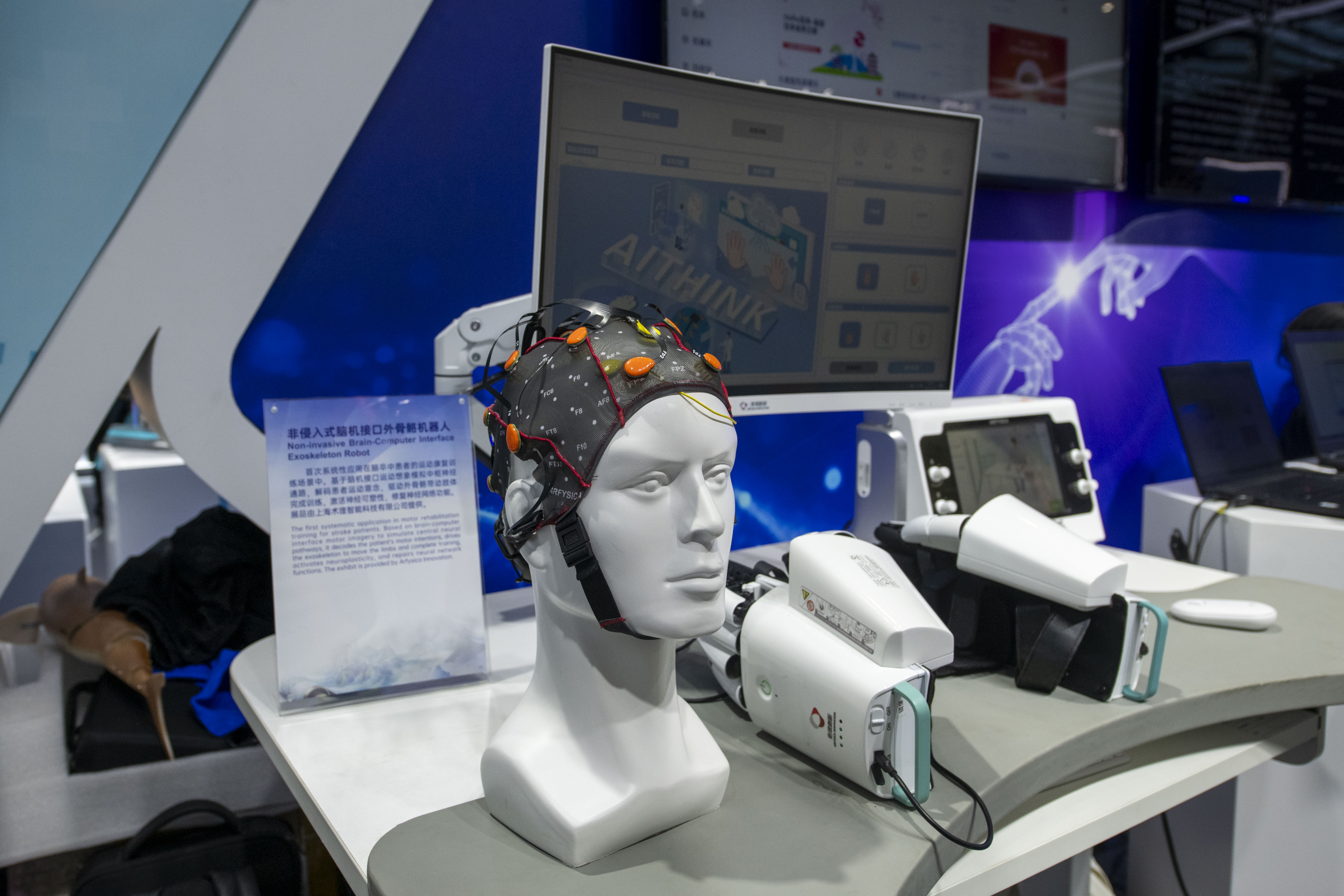 非侵入式脑机接口外骨骼机器人亮相第八届进博会中国馆。人民网记者 翁奇羽摄