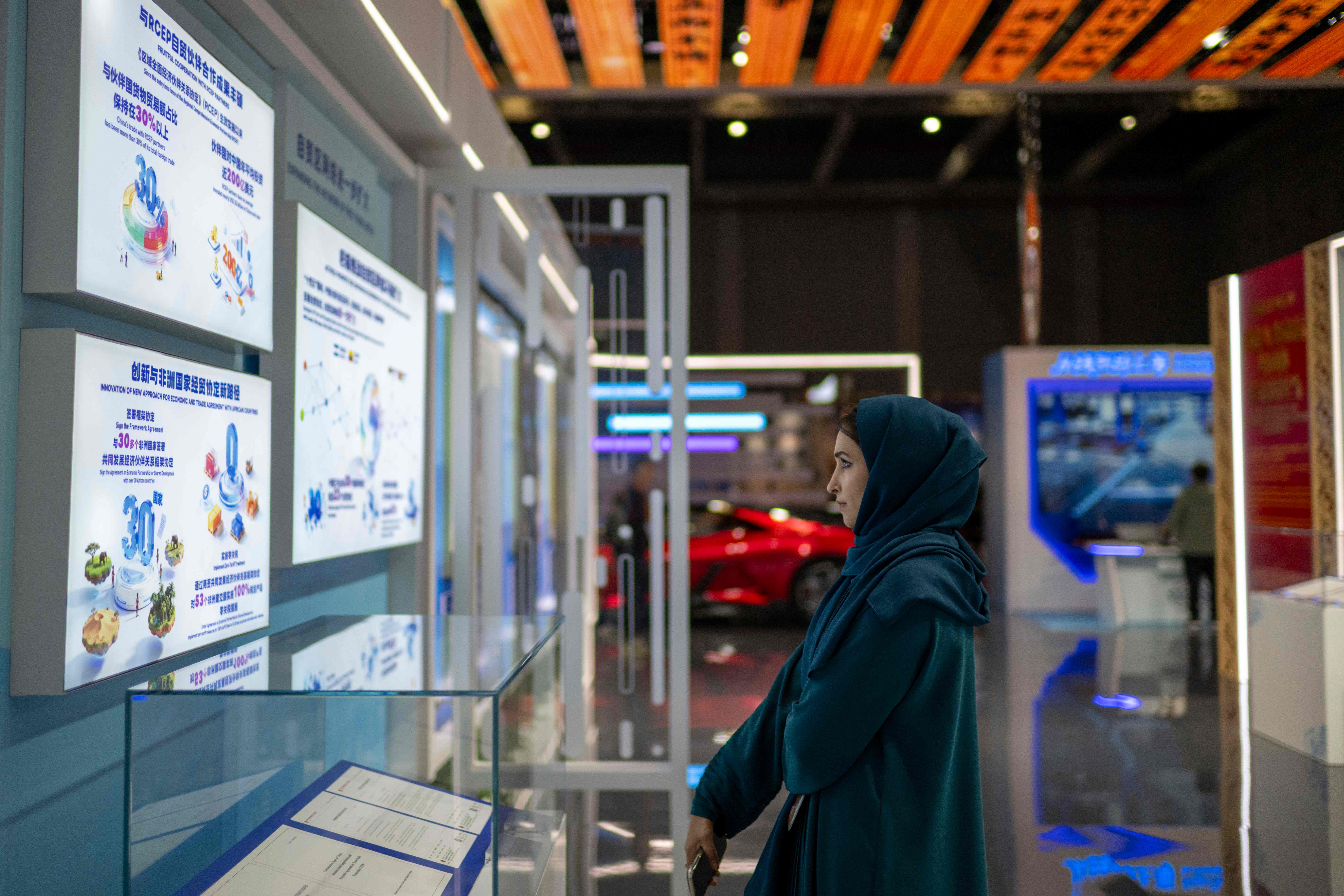 在第八届进博会国家展,外国观众正在参观中国馆。人民网记者 翁奇羽摄