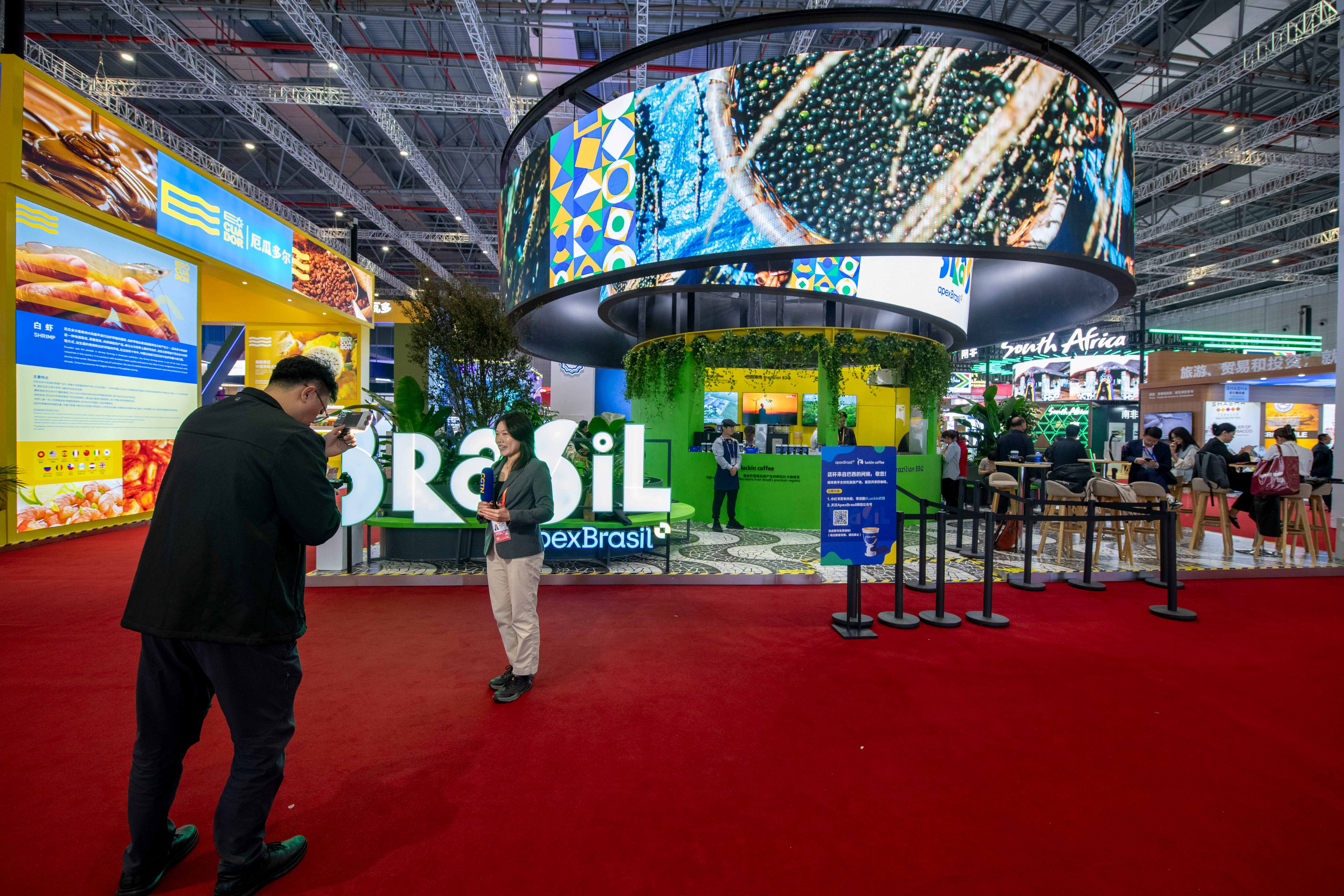 在第八届进博会国家展,媒体记者正在巴西馆采访拍摄。人民网记者 翁奇羽摄