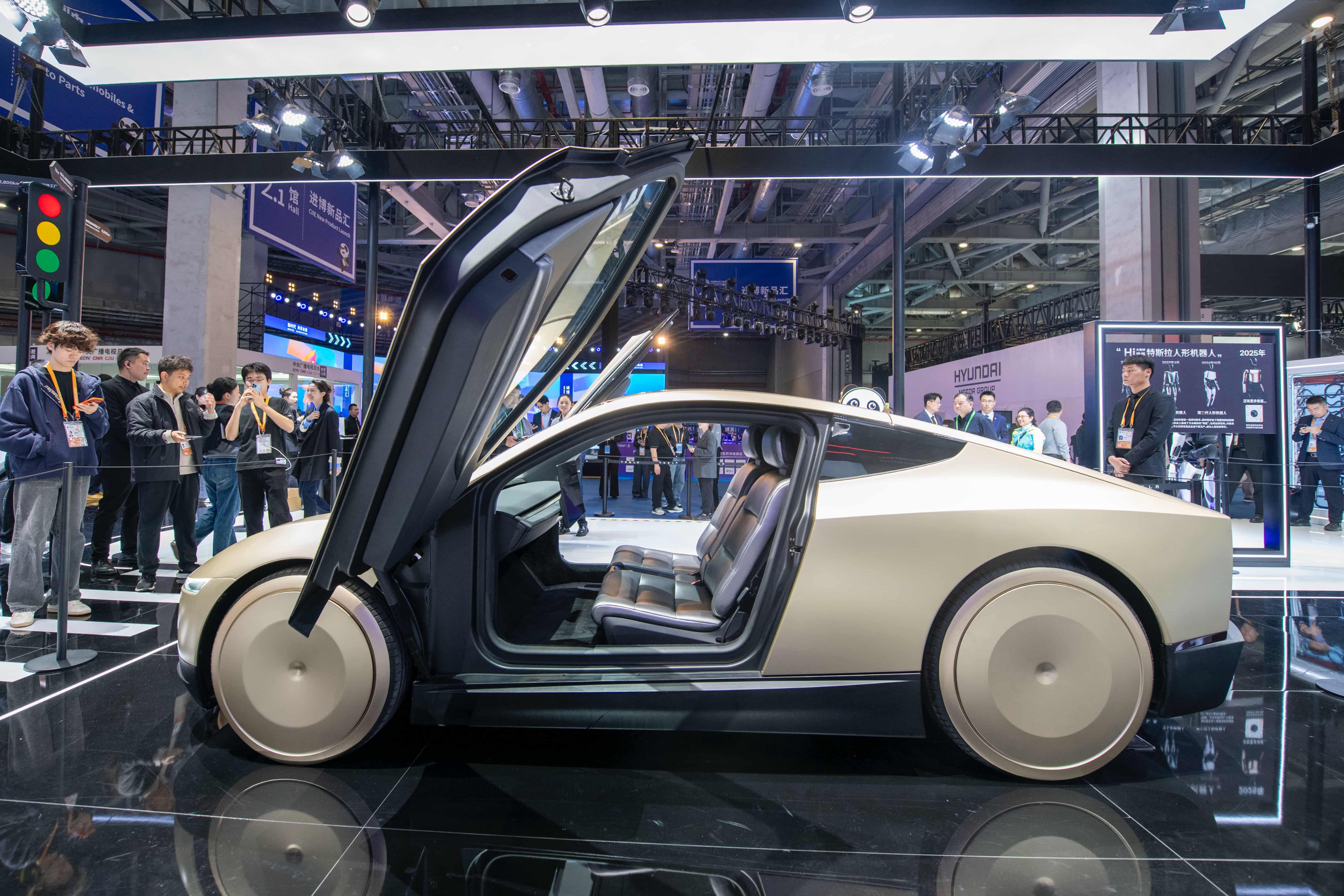 在第八届进博会汽车及智慧出行展区，没有方向盘和踏板的特斯拉Cybercab无人驾驶电动车迎来亚太首秀。人民网记者 翁奇羽摄