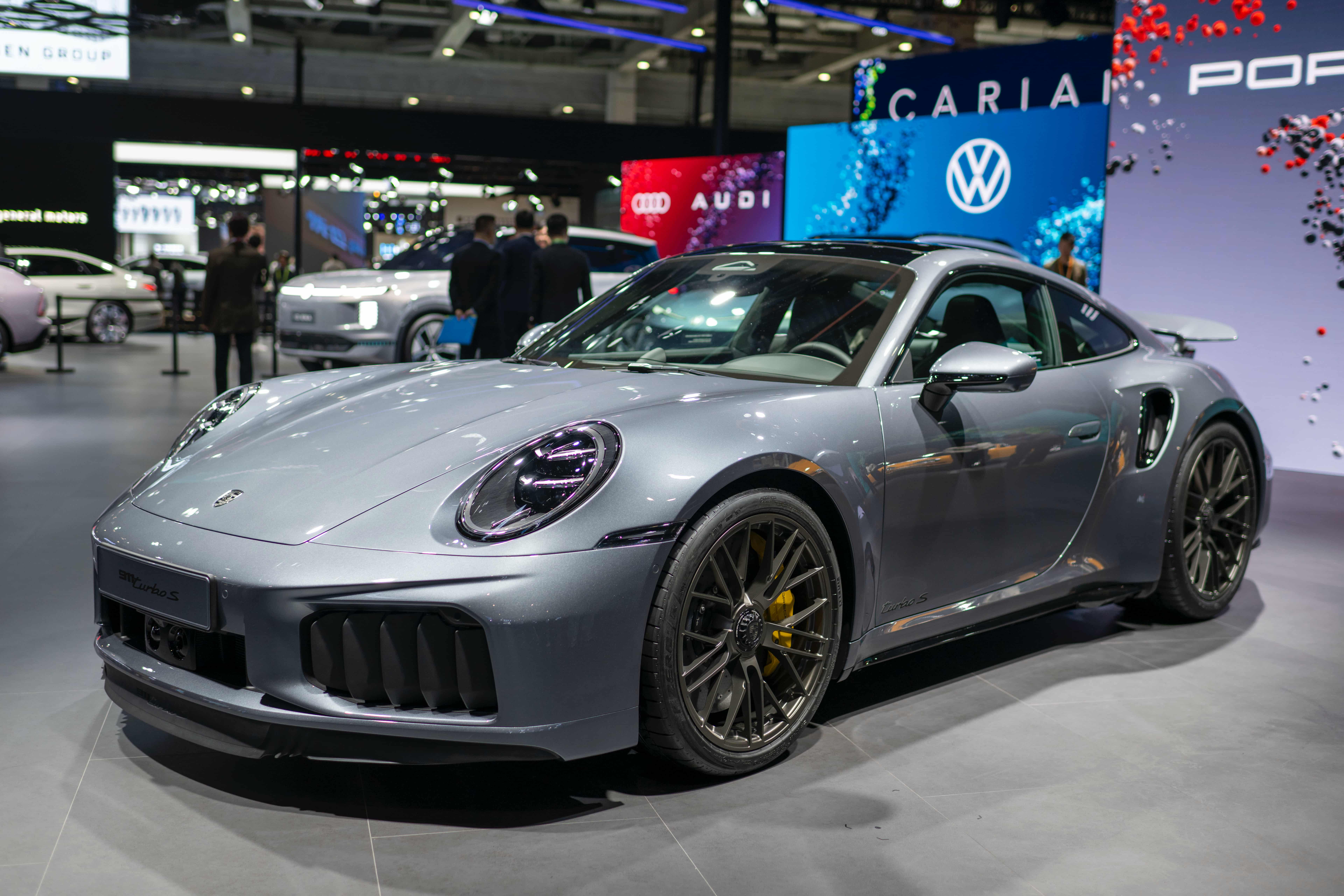 在第八届进博会汽车及智慧出行展区，新款保时捷911 Turbo S迎来亚洲首秀。人民网记者 翁奇羽摄