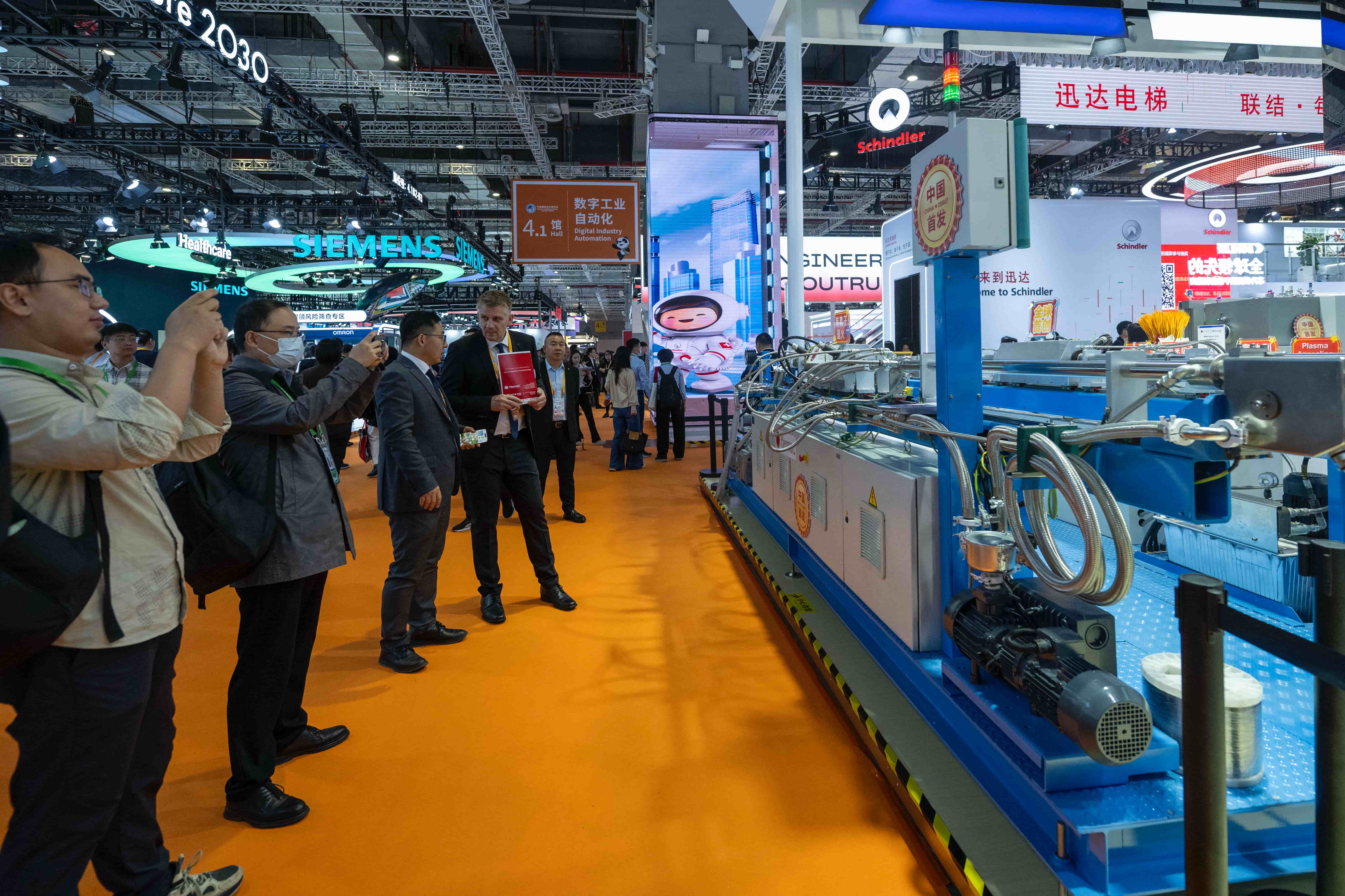 在第八届进博会技术装备展区，一款中国首发用于有色金属表面处理的等离子退火设备吸引参观者驻足拍摄。人民网记者 翁奇羽摄