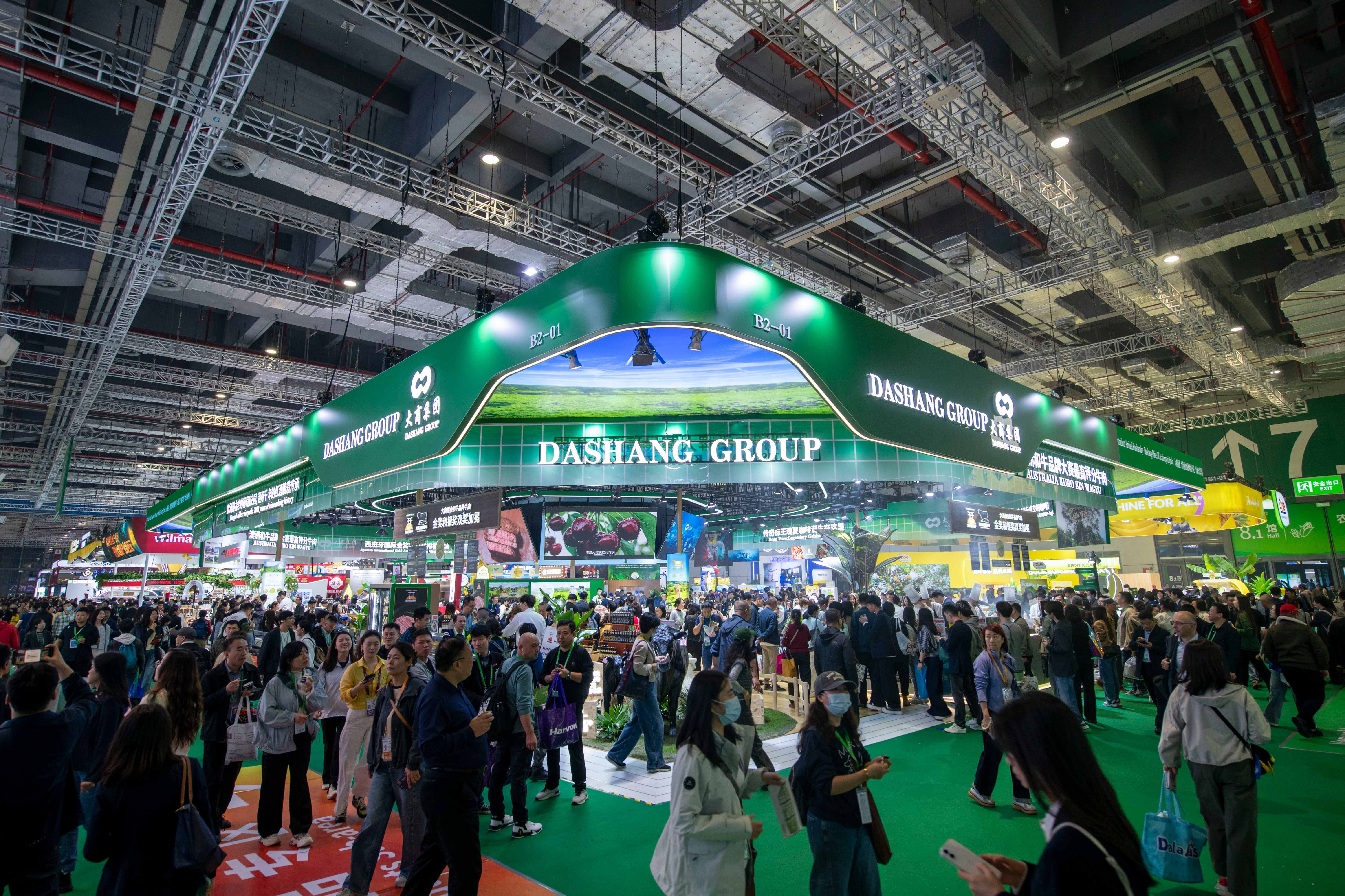 11月7日，第八届进博会农食产品展区，参观者人流如潮。人民网记者 翁奇羽摄