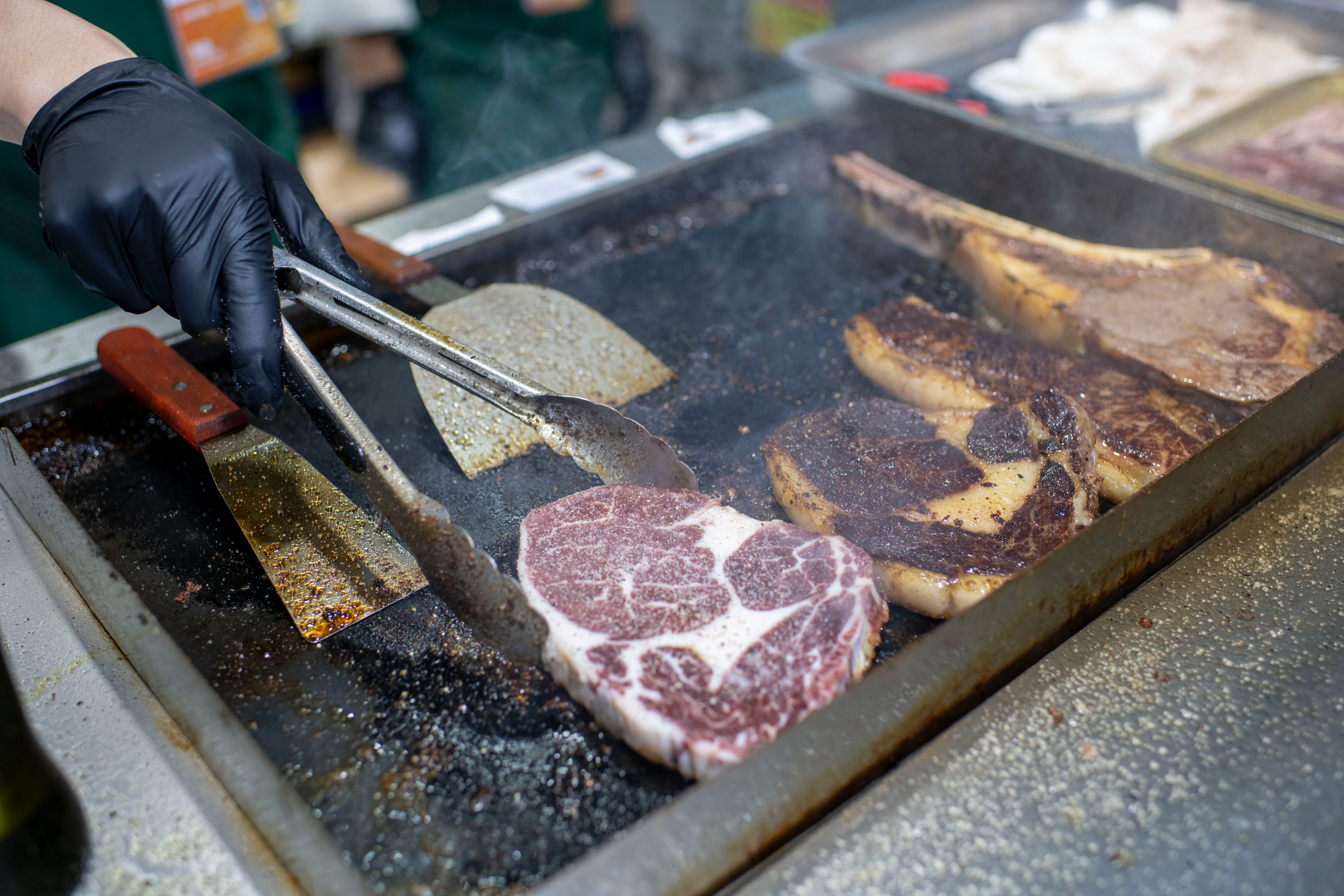 11月7日，在第八届进博会农食产品展区，厨师在烹饪澳洲和牛。人民网记者 翁奇羽摄
