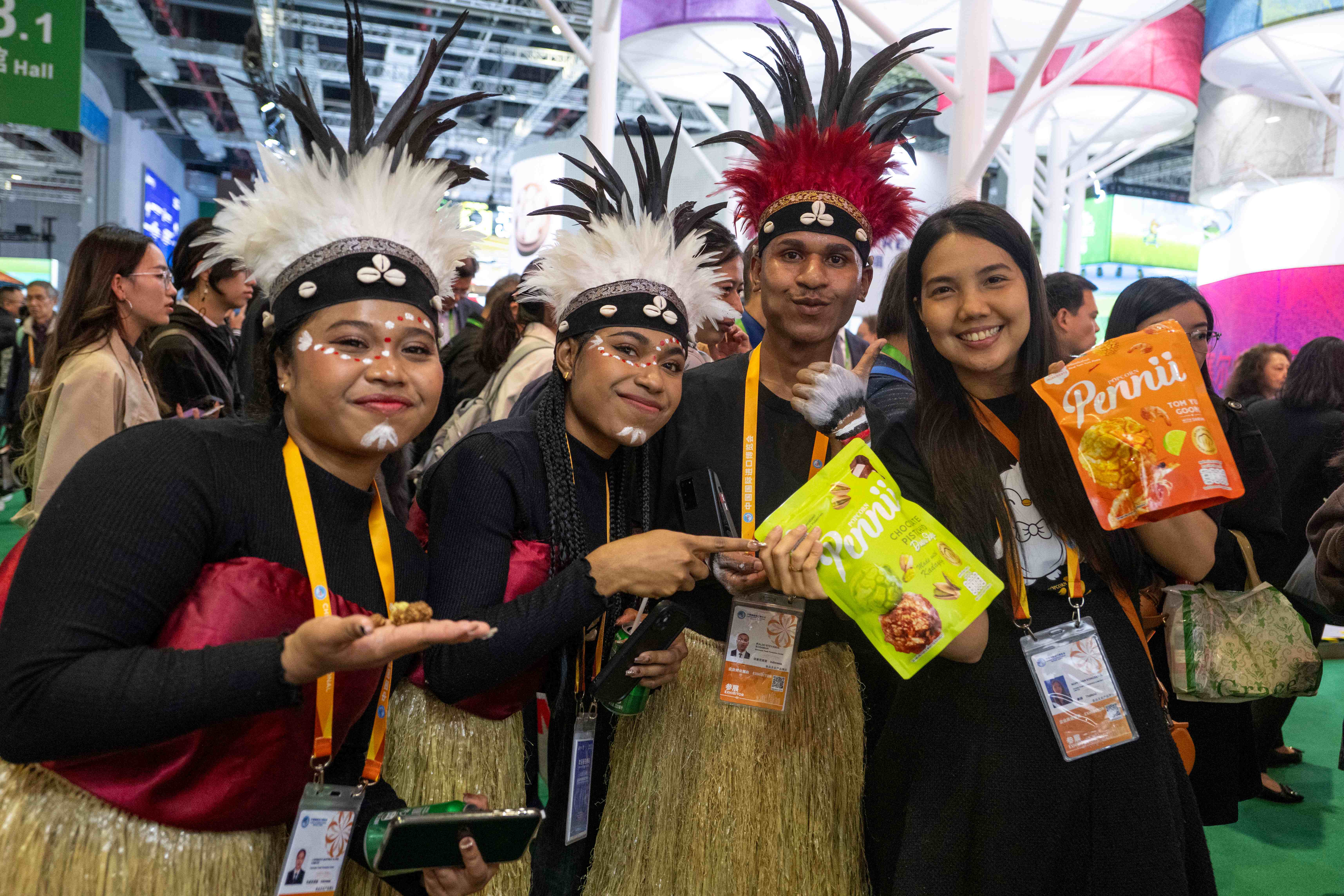 11月6日，在第八届进博会农食产品展区，参观者正在品尝来自泰国的零食。人民网记者 翁奇羽摄