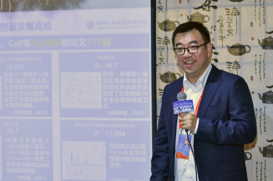 国科大杭州高等研究院智能学院执行院长郑宇化。人民网记者 任峰涛摄