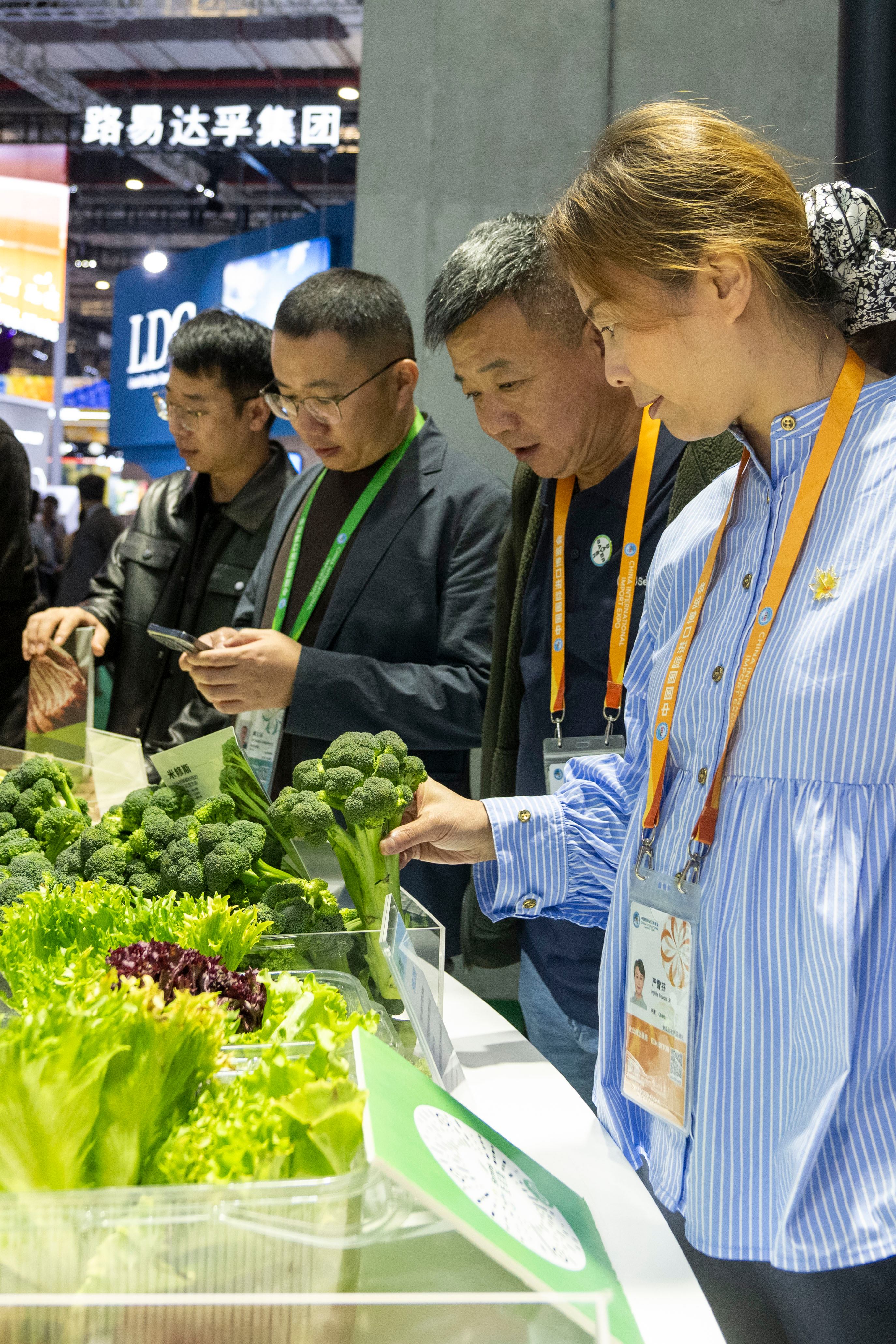 11月6日，在第八届进博会农食产品展区的拜耳种业展台，参观者被各种新鲜蔬菜吸引。人民网记者 翁奇羽摄