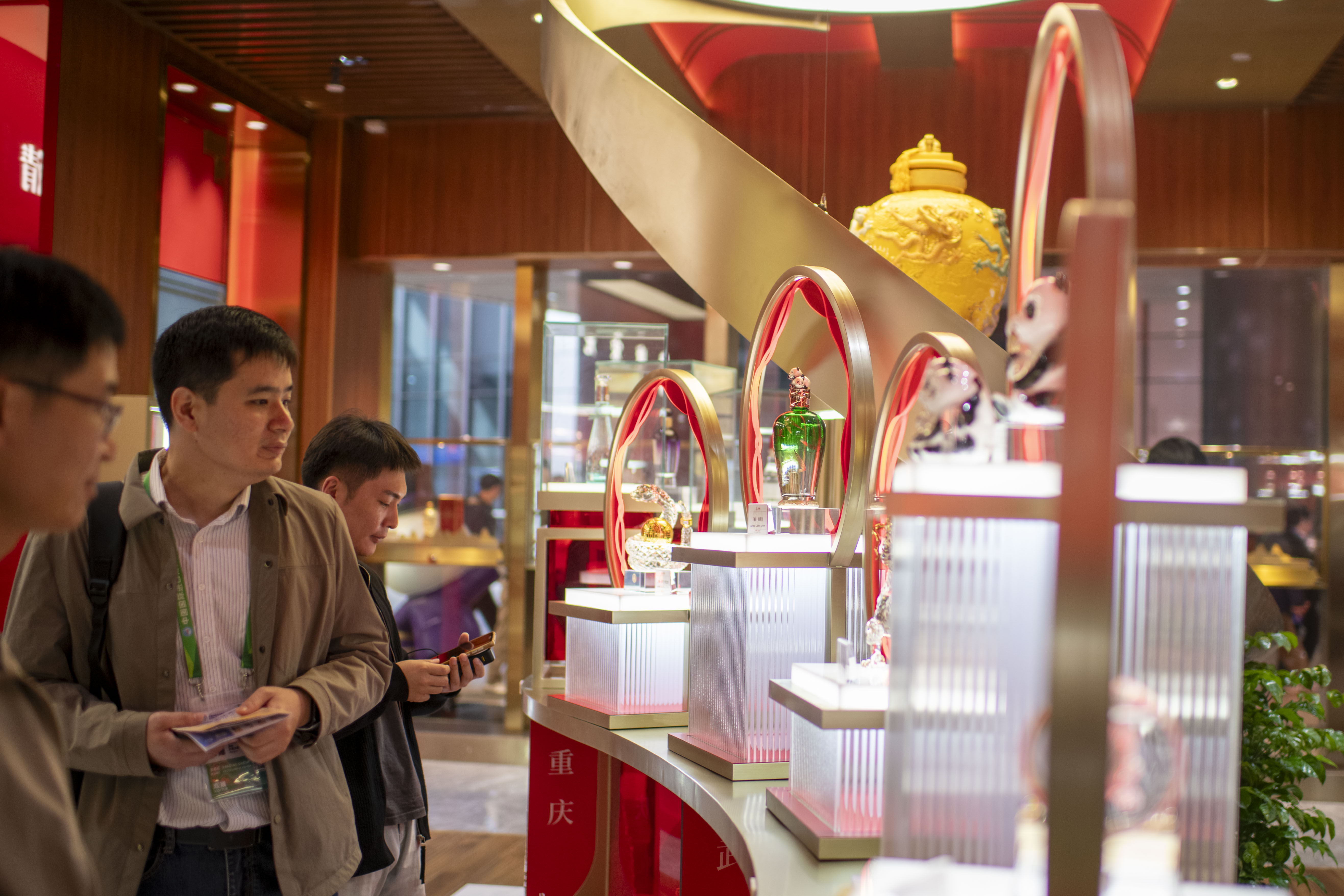 11月7日，在第八届进博会五粮液展厅，观众正在参观生肖酒。人民网记者 翁奇羽摄