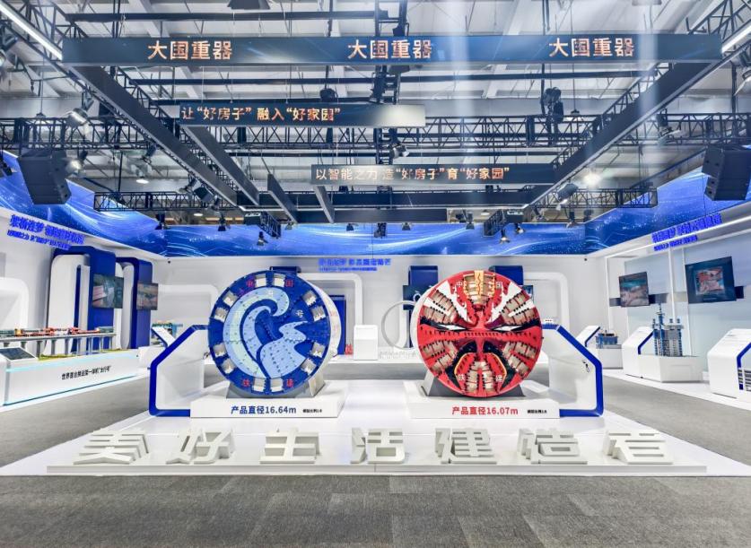 在“大国重器”展区展示的“江海号”“京华号”模型。人民网记者 黄盛摄