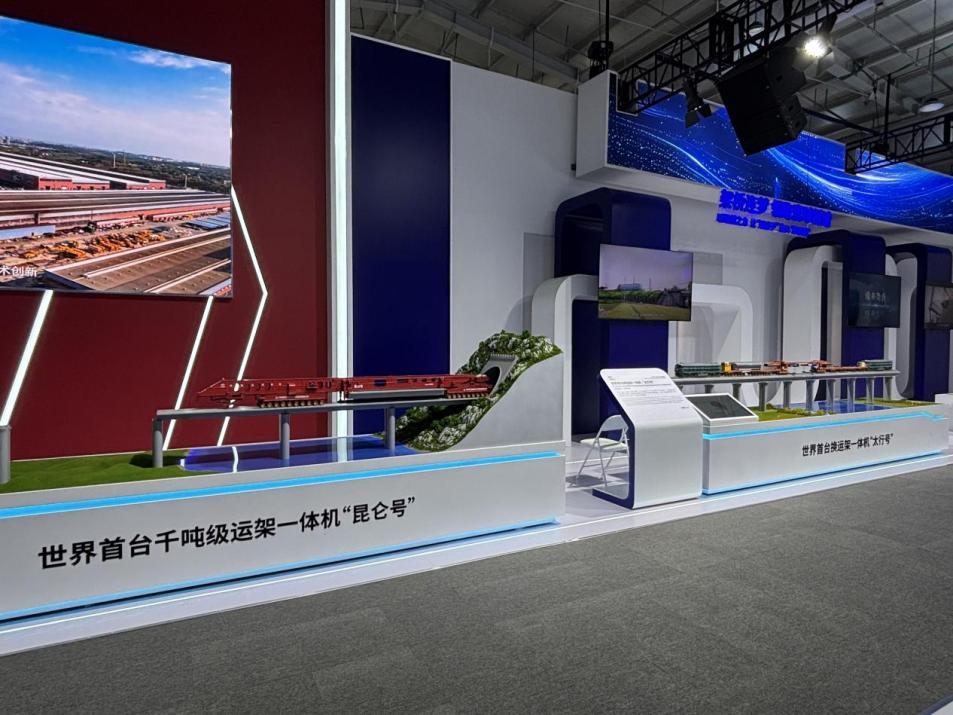 在“大国重器”展区展示的“昆仑号”“太行号”模型。 人民网记者 黄盛摄