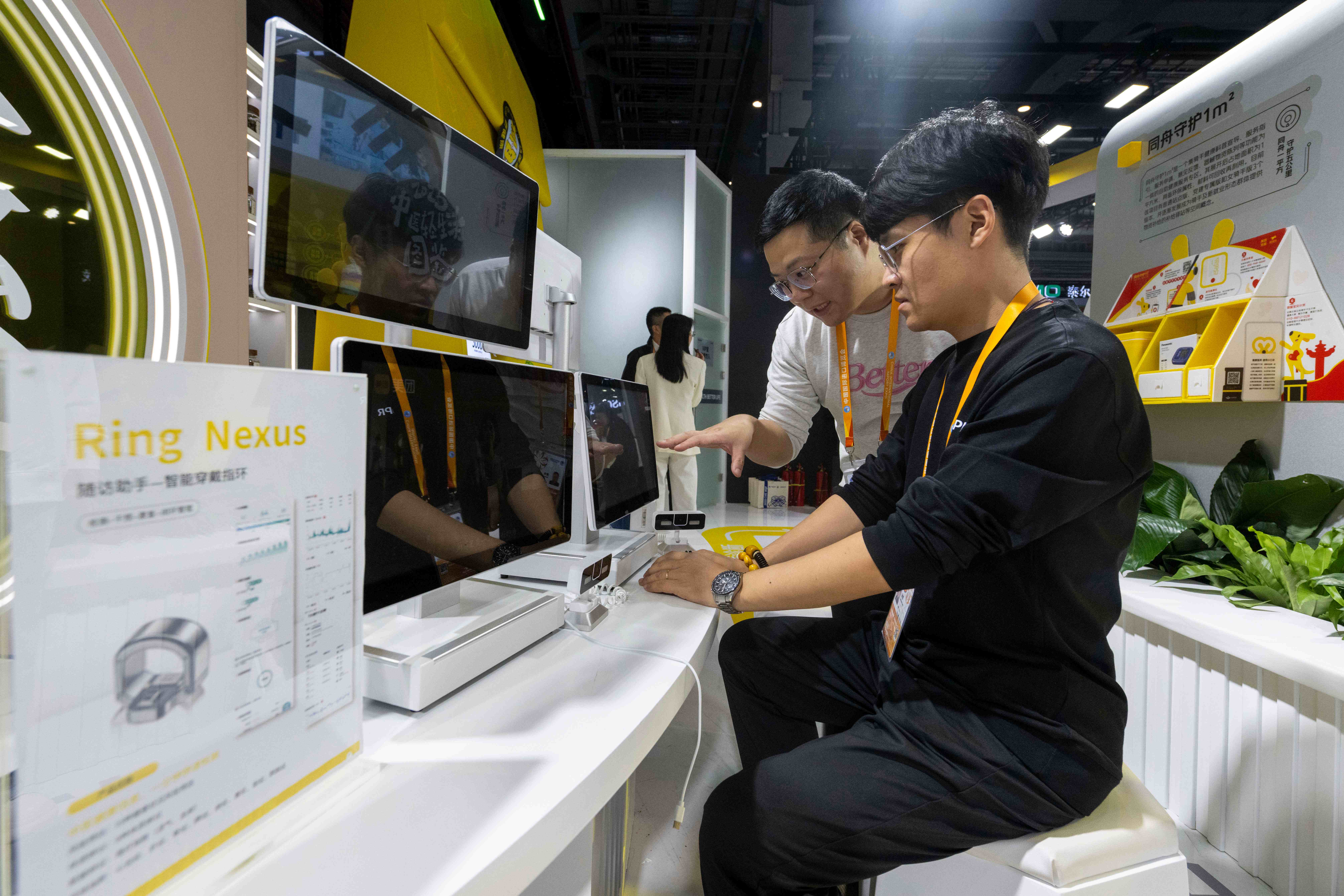 在第八届进博会医疗器械及医药保健展区的美团医药健康展台，参观者正在体验AI中医四诊合参仪。人民网记者 翁奇羽摄