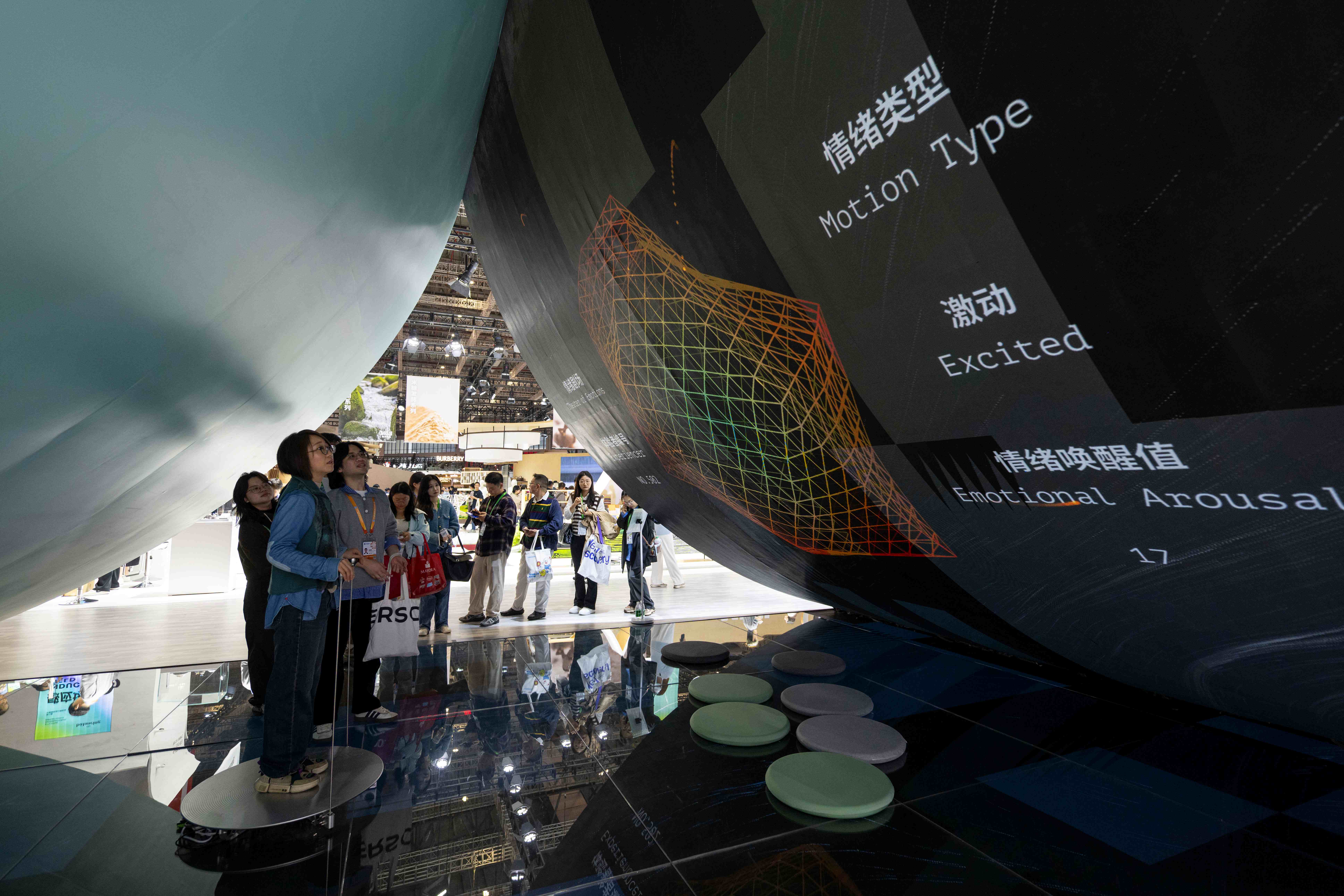 在第八届进博会消费品展区，参观者正在体验“感应场”情绪测试。人民网记者 翁奇羽摄