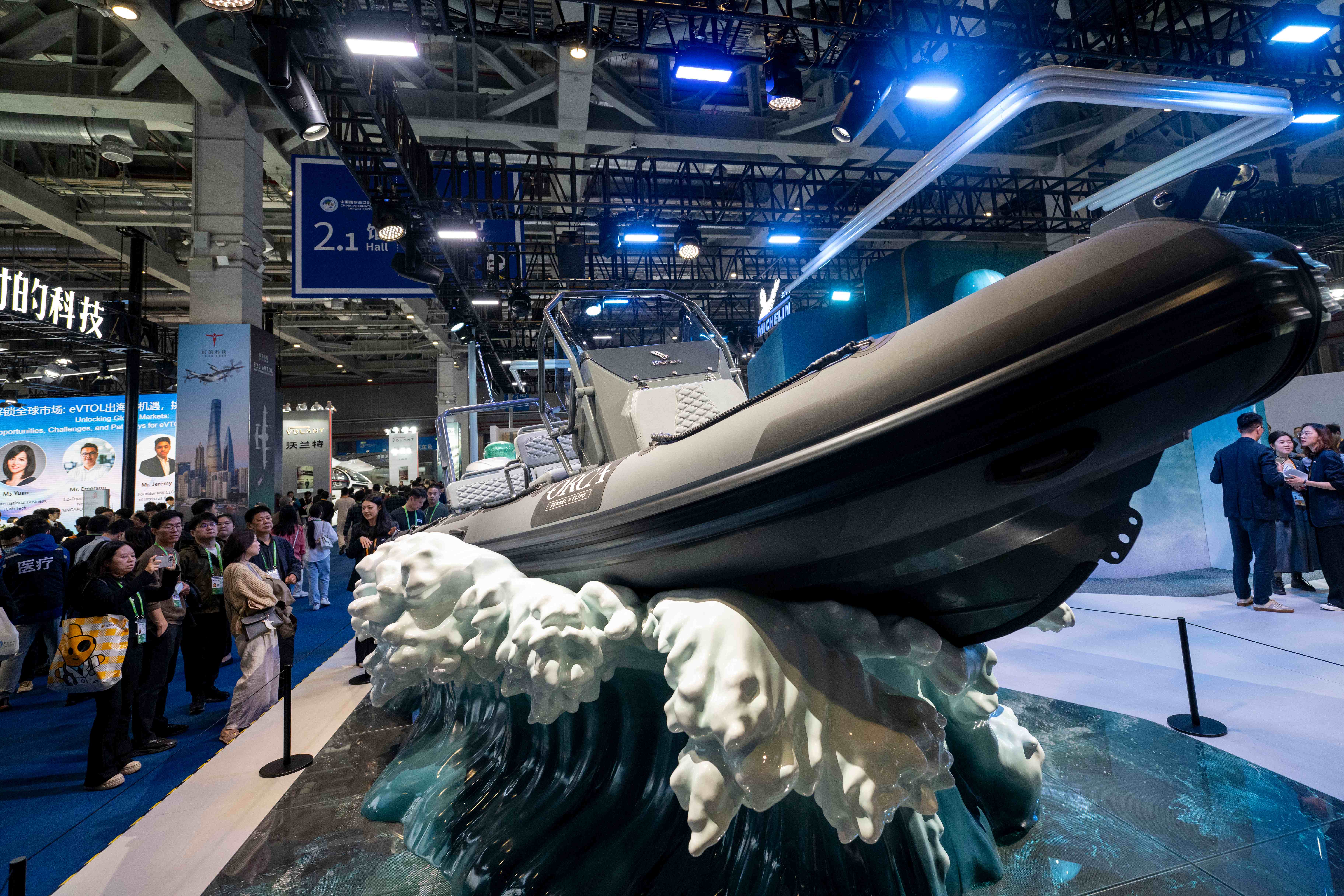 在第八届进博会汽车及智慧出行展区的米其林展台，采用复合涂层材料的刚性充气艇引人注目。人民网记者 翁奇羽摄