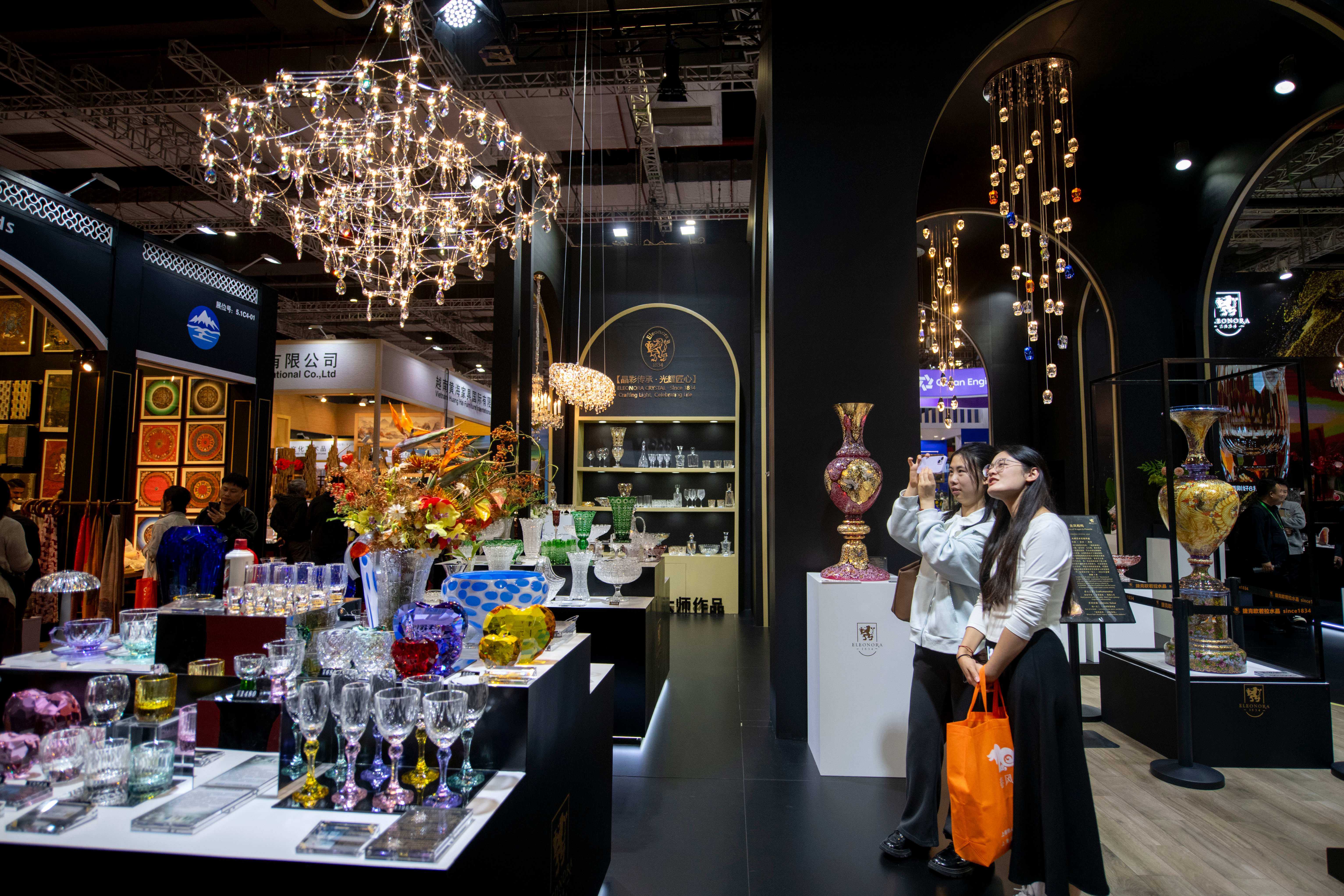在第八届进博会消费品展区，参观者被来自捷克的水晶工艺品深深吸引。人民网记者 翁奇羽摄