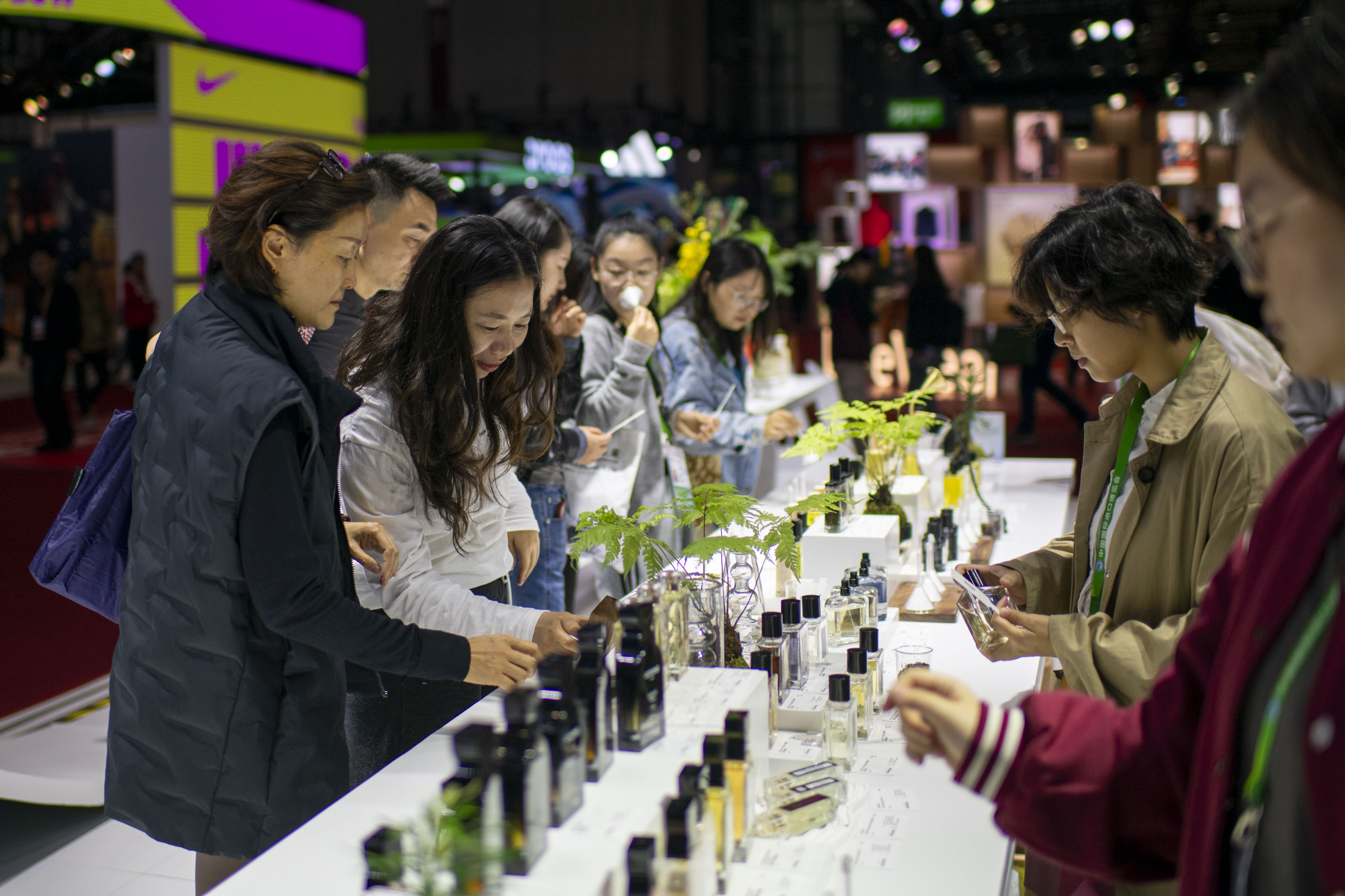 在第八届进博会消费品展区，参观者正在品鉴香氛。人民网记者 翁奇羽摄