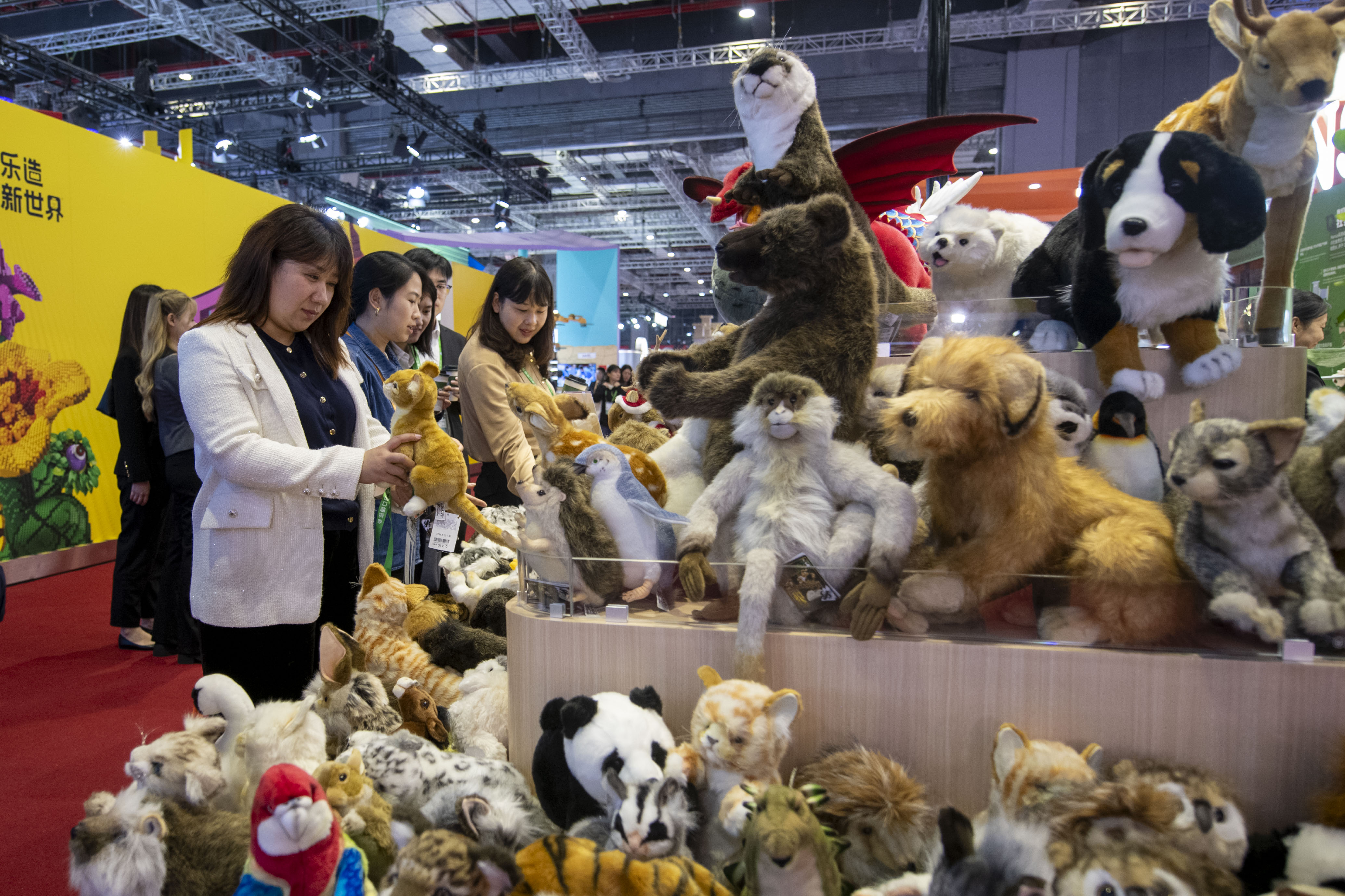 在第八届进博会消费品展区，来自澳大利亚纯手工缝制的毛绒玩具引人关注。人民网记者 翁奇羽摄