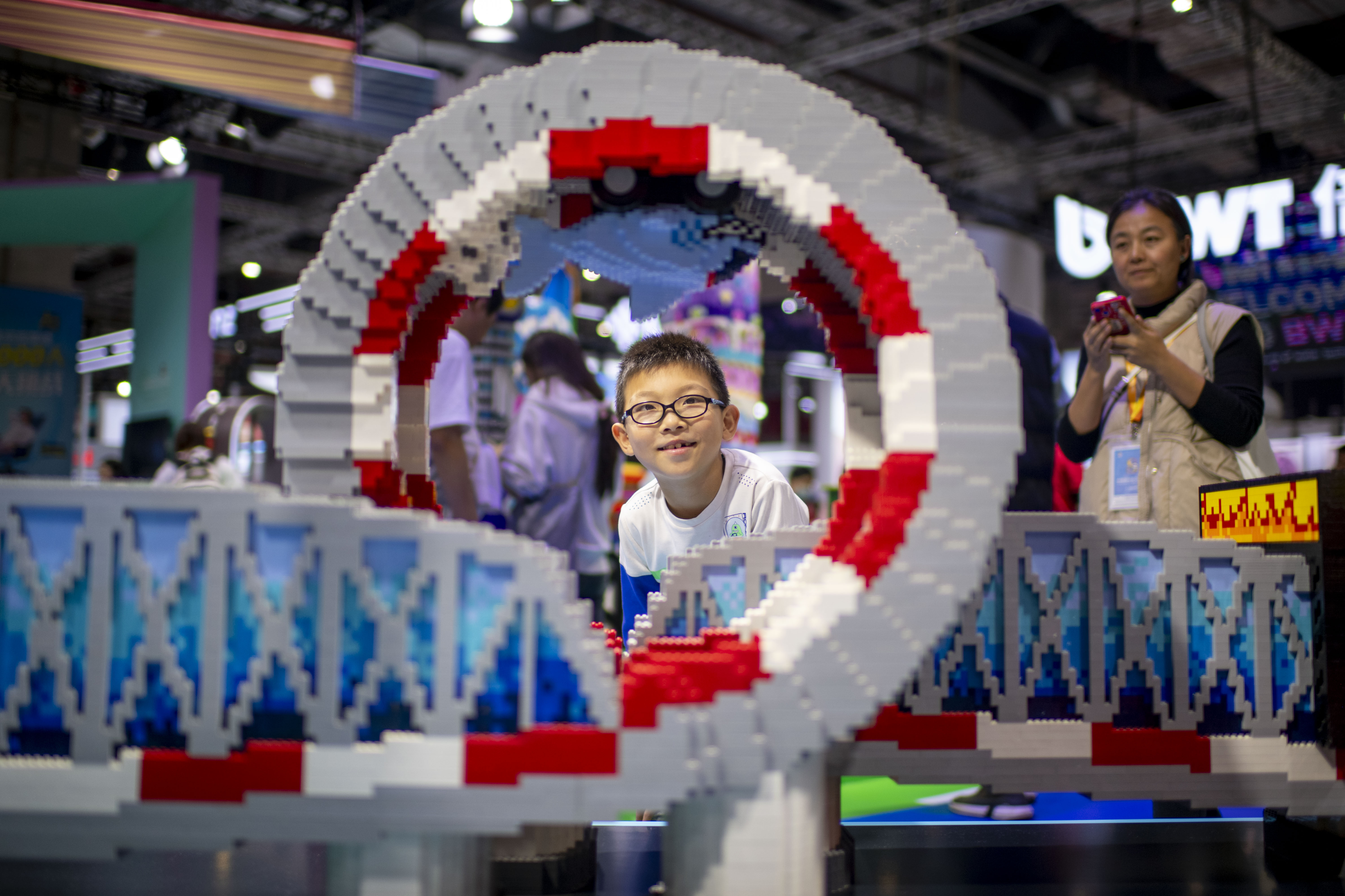 在第八届进博会消费品展区，乐高展品吸引小朋友目光。人民网记者 翁奇羽摄