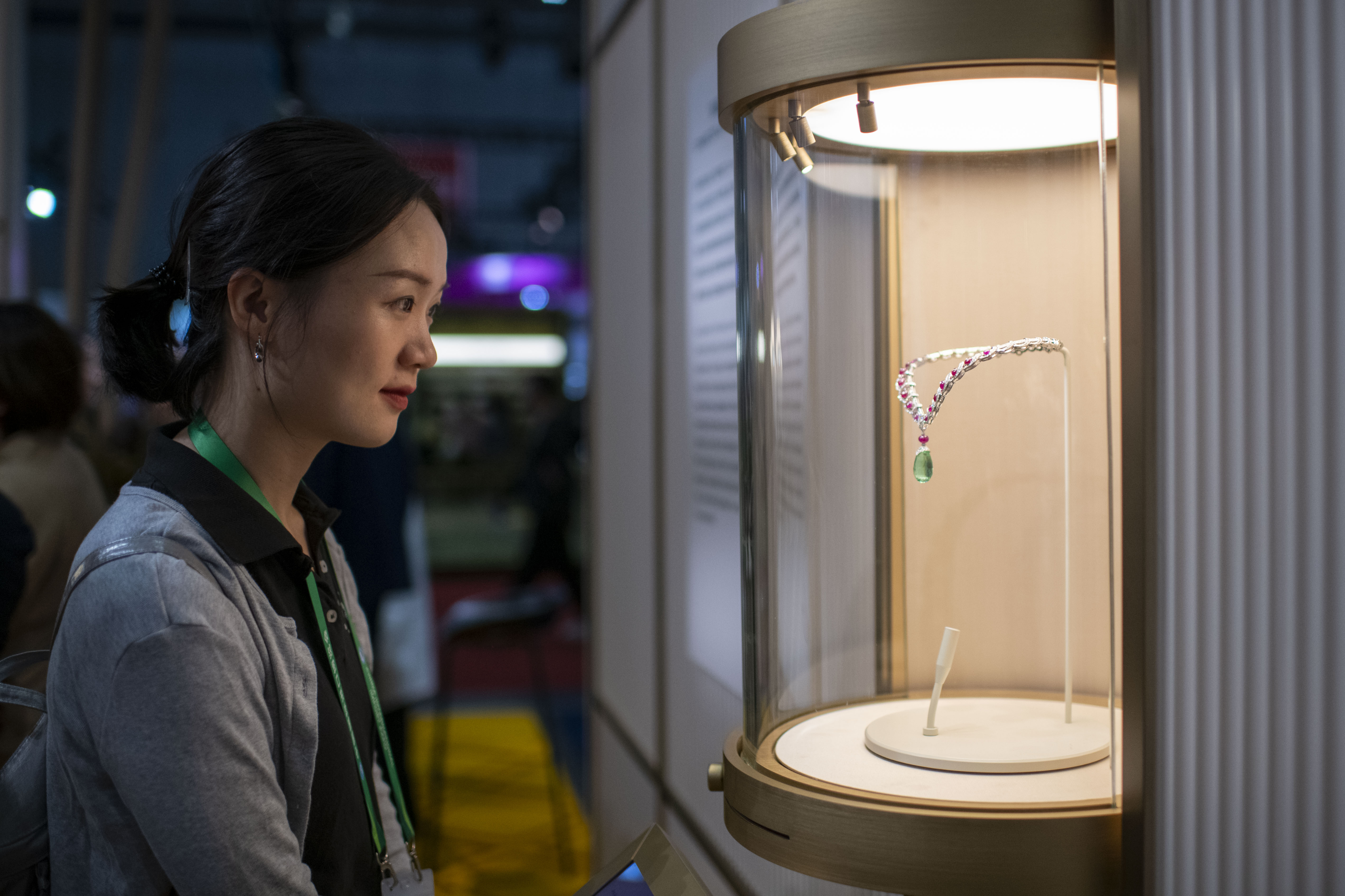 在第八届进博会消费品展区，珠宝项链吸引参观者驻足观赏。人民网记者 翁奇羽摄