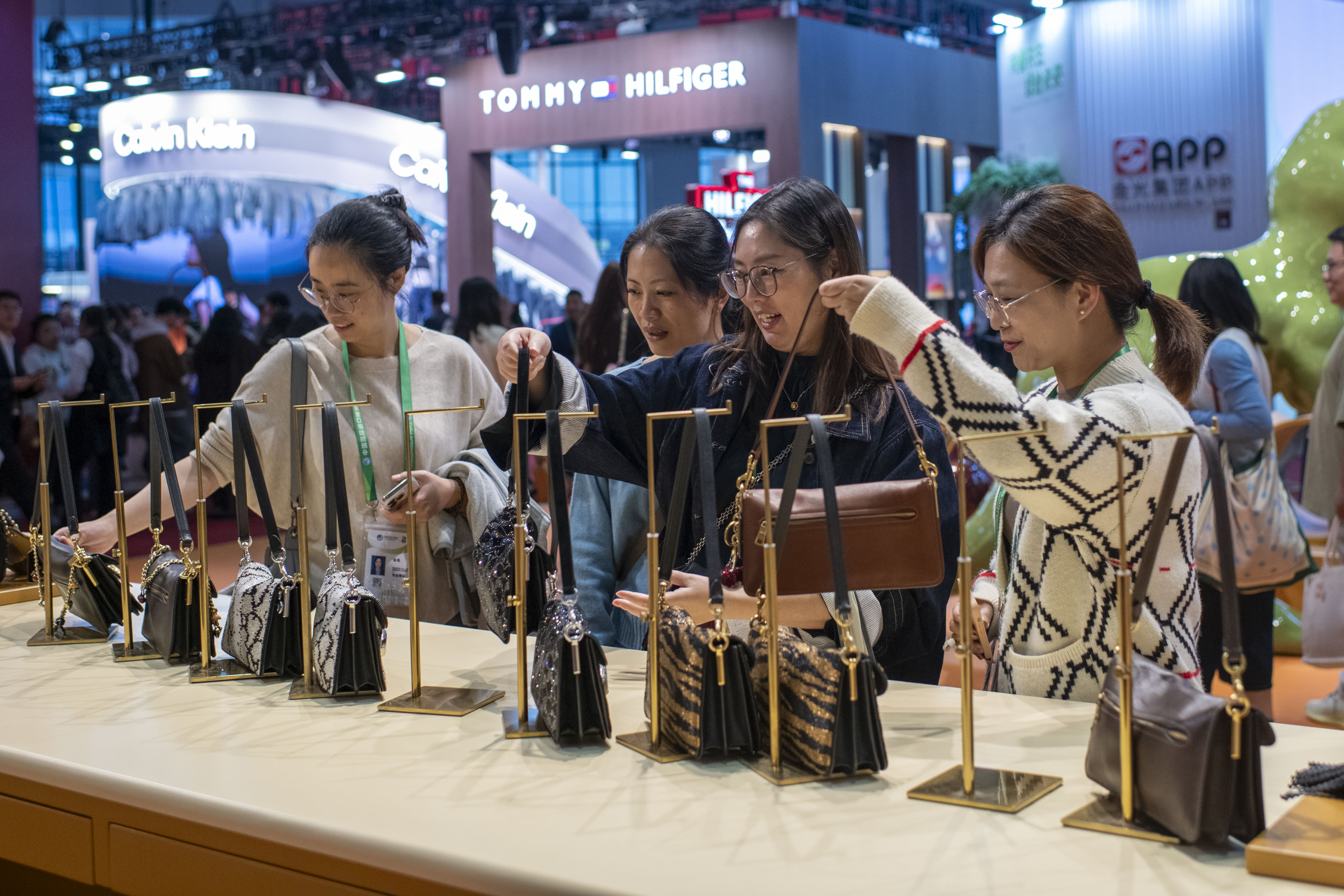 在第八届进博会消费品展区的Coach展台，时尚背包引人注目。人民网记者 翁奇羽摄