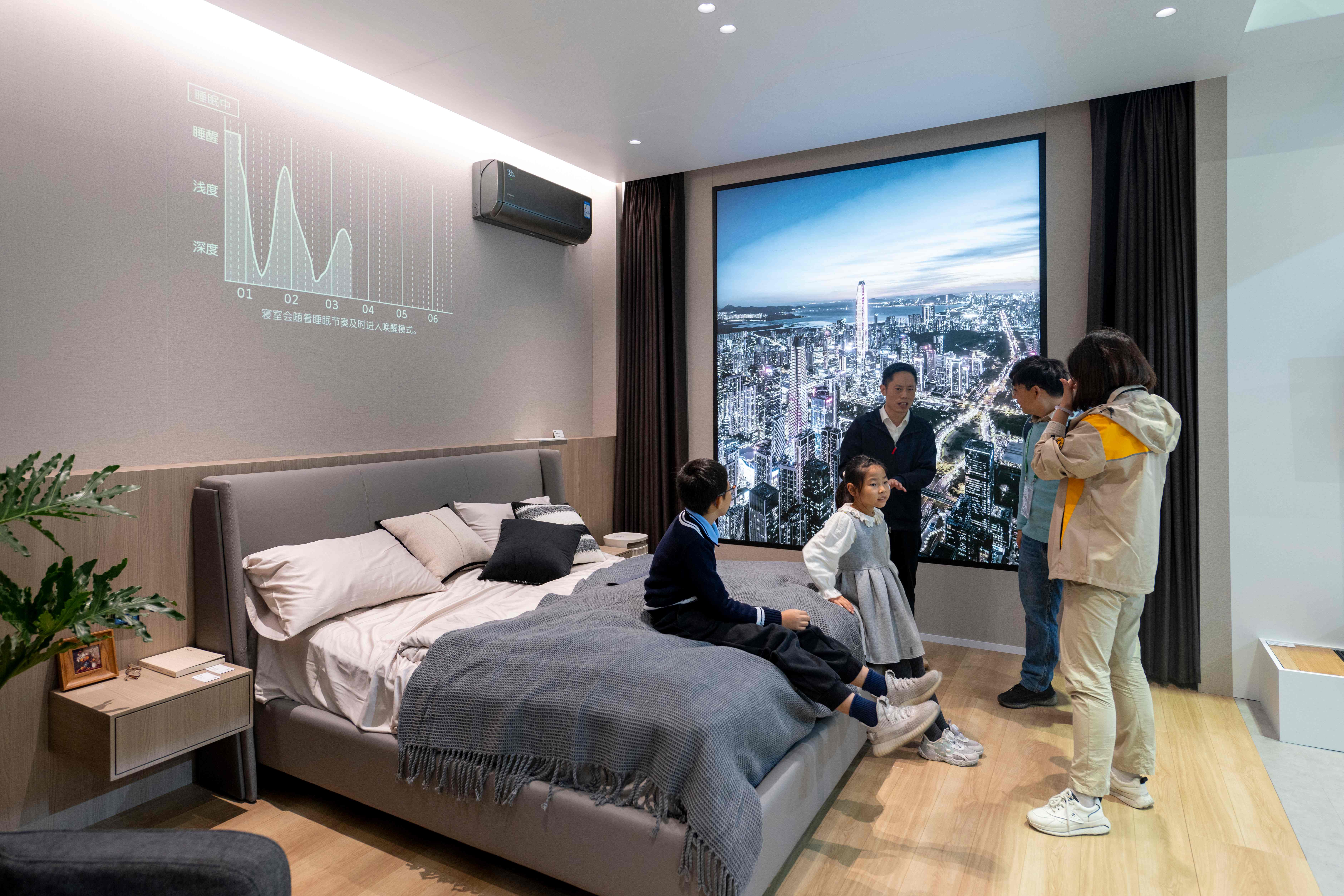 在第八届进博会消费品展区的松下展台，观众参观智能卧室。人民网记者 翁奇羽摄