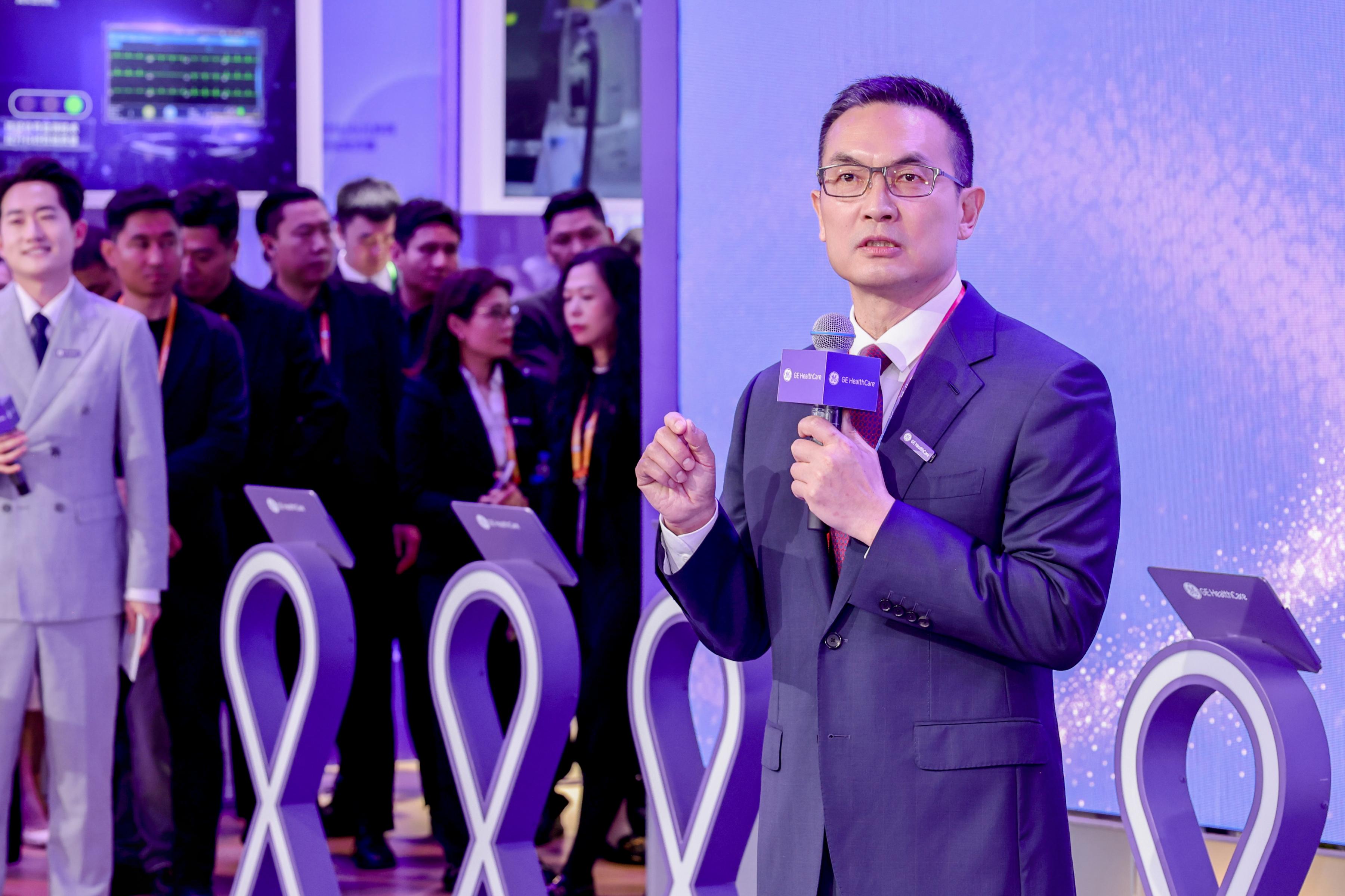 第八届进博会期间，GE医疗全球执行副总裁、GE医疗中国总裁兼首席执行官宋为群在展台发言。