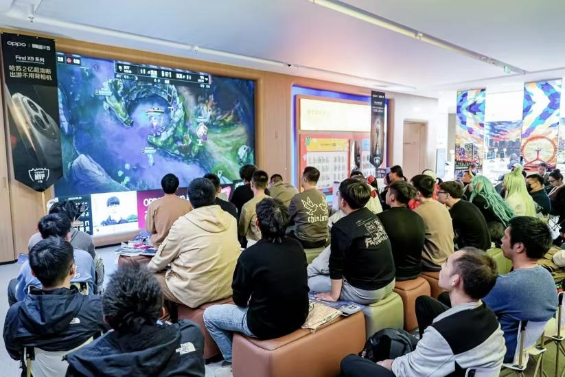 消费者在线下门店观看电竞赛事。受访方供图