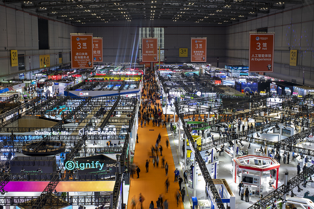 技术装备展区,参观者络绎不绝。人民网记者 翁奇羽摄