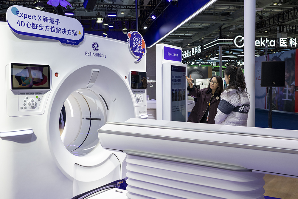 GE医疗展台,工作人员正在介绍全球首秀展品。人民网记者 翁奇羽摄