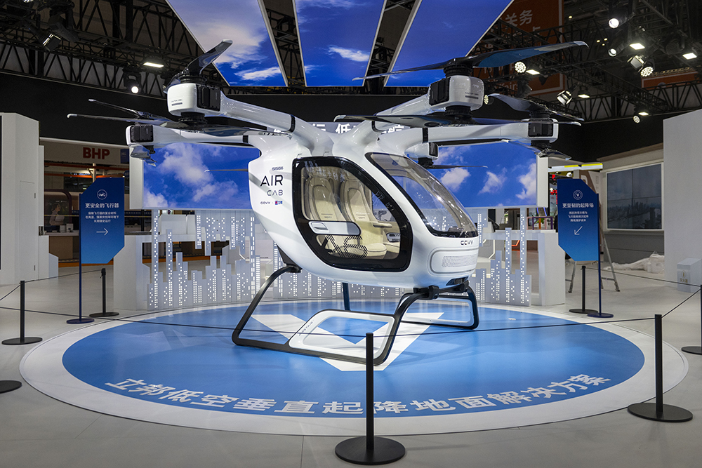 立邦带来的低空垂直起降地面解决方案,涂装的地坪具有持久、安全、弹性抗裂等特点。人民网记者 翁奇羽摄