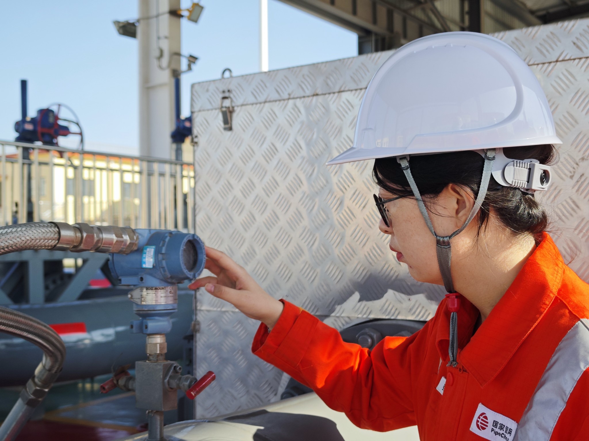 岗位职工正在进行巡检。人民网记者 王天乐摄