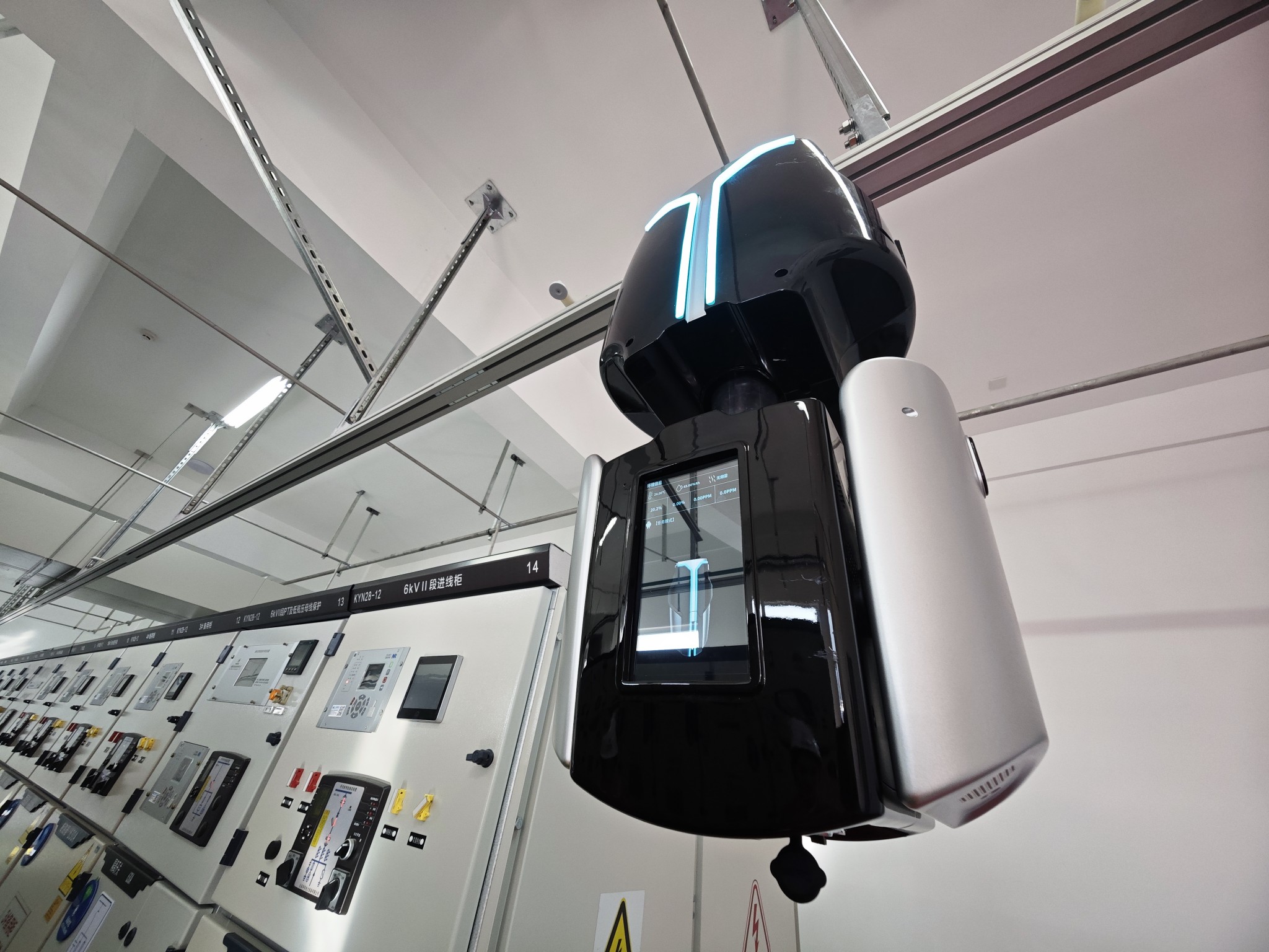 智能巡检机器人。人民网记者 王天乐摄