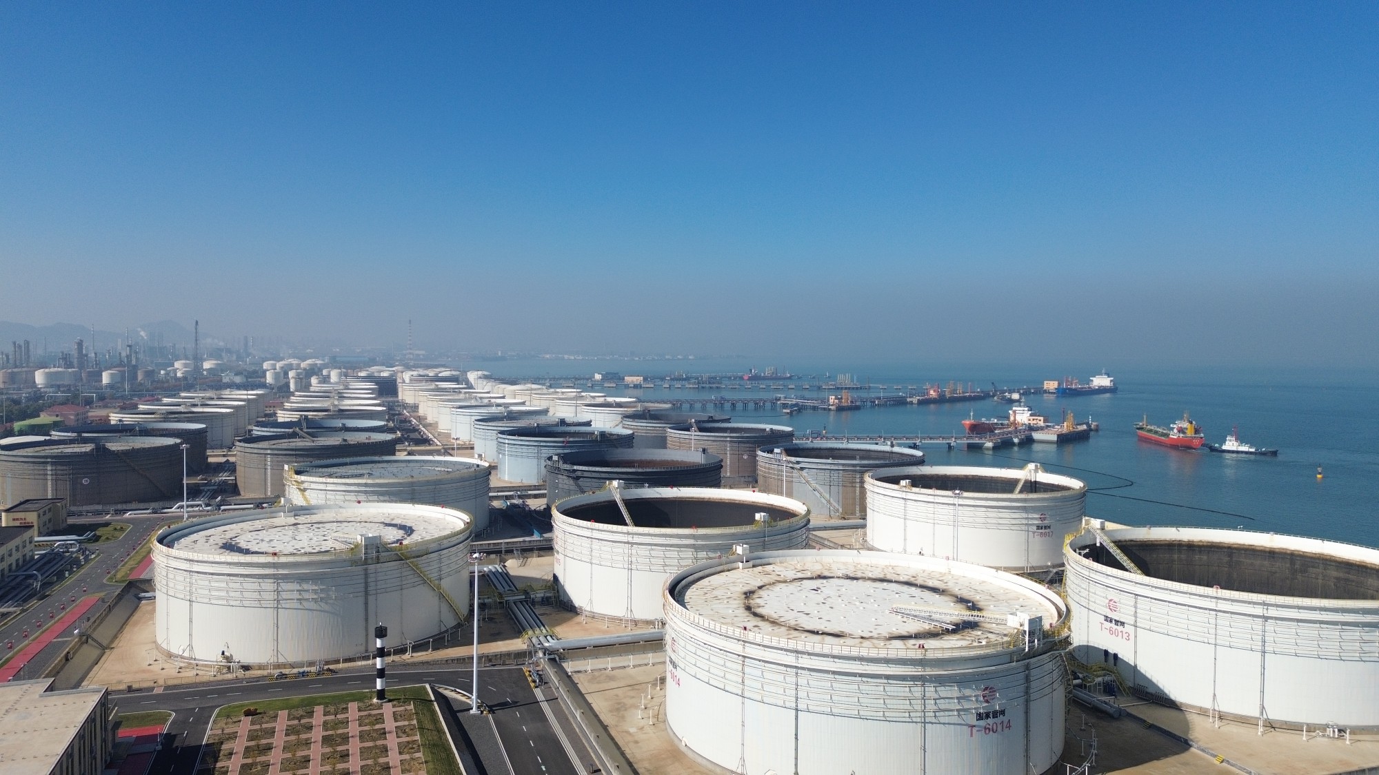 黄岛油库俯瞰。人民网记者 王天乐摄