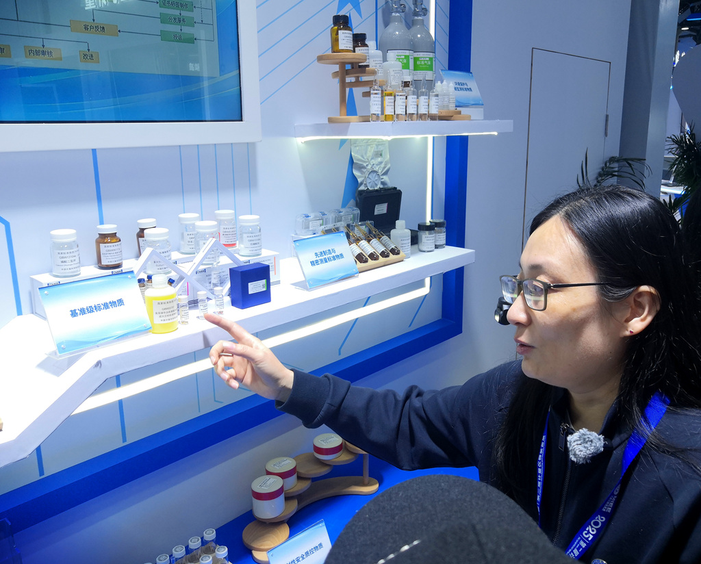 中国计量科学研究院向记者介绍标准物质。人民网记者 孙博洋摄