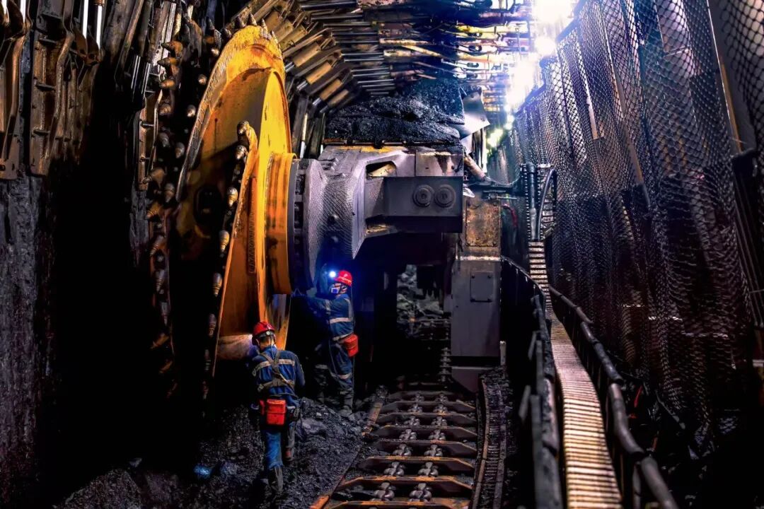 神东煤炭所属上湾煤矿加大煤炭生产。张勇摄